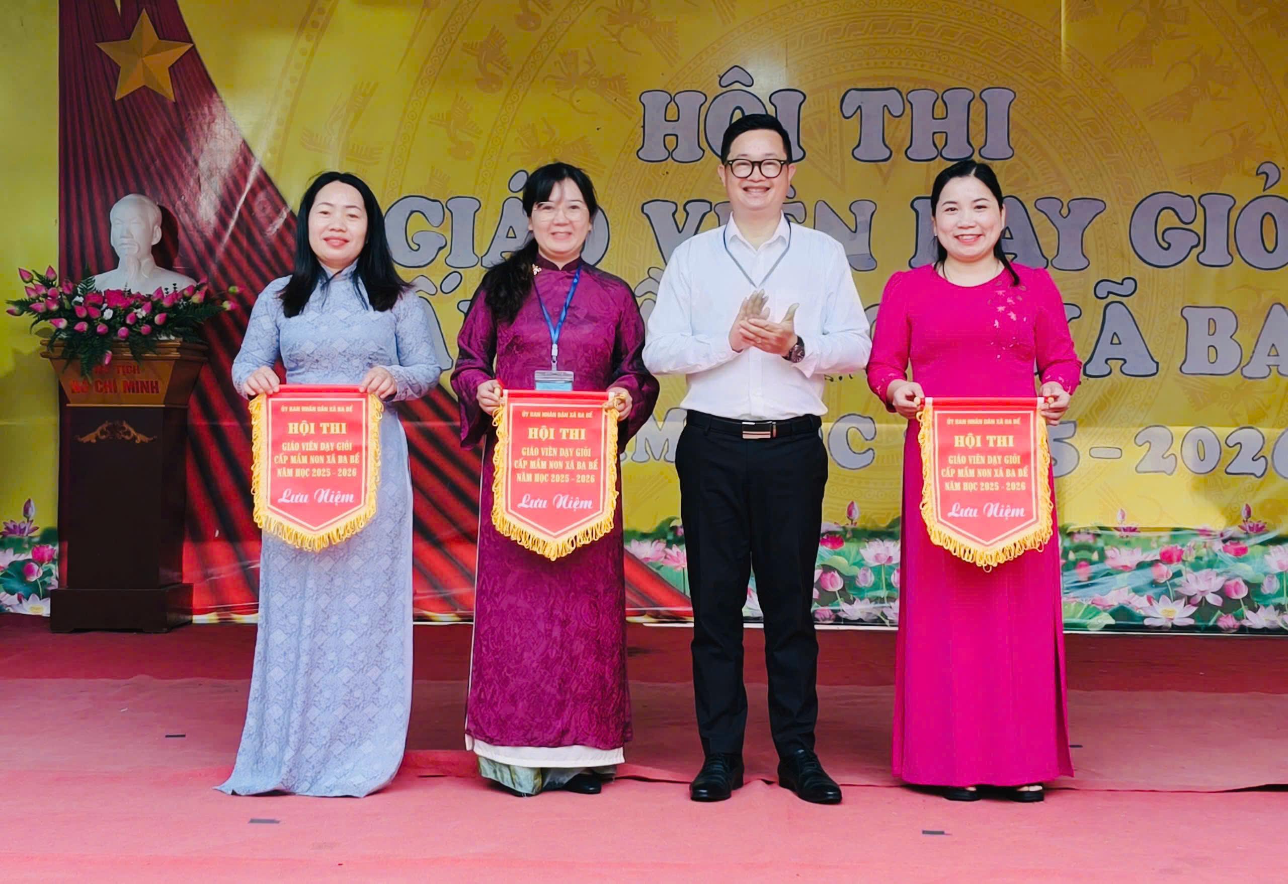 Anh-tin-bai