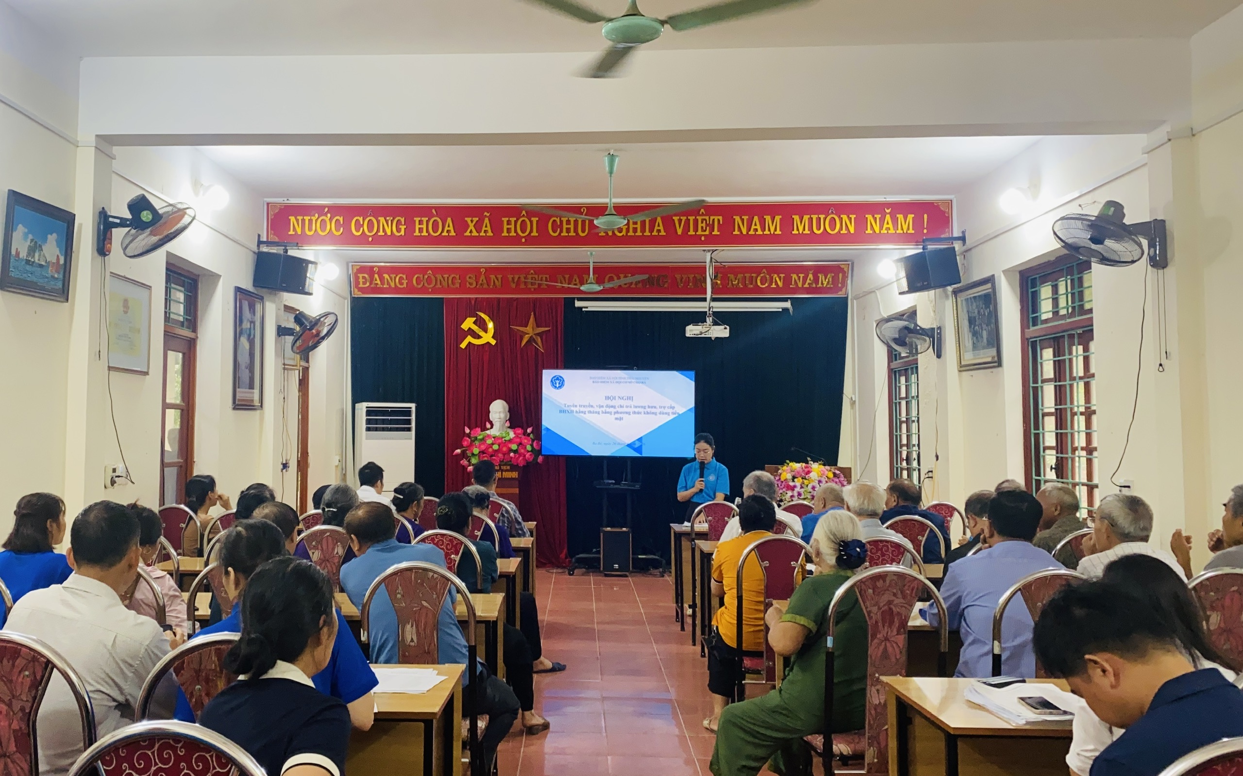 Tuyên truyền vận động chi trả lương hưu, trợ cấp bảo hiểm xã hội hằng tháng bằng phương thức không dùng tiền mặt