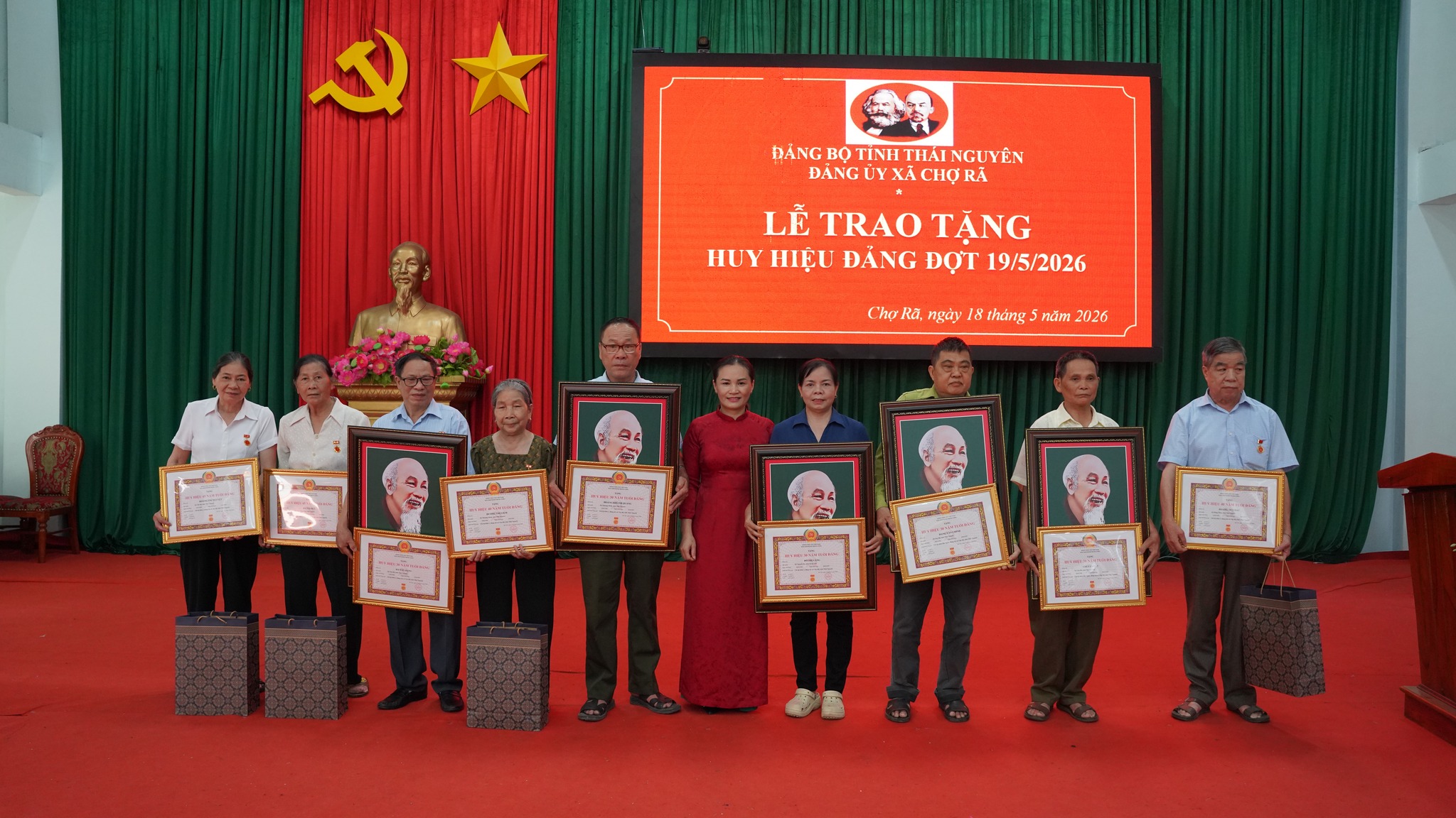 Chợ Rã trao tặng Huy hiệu Đảng đợt 19/5