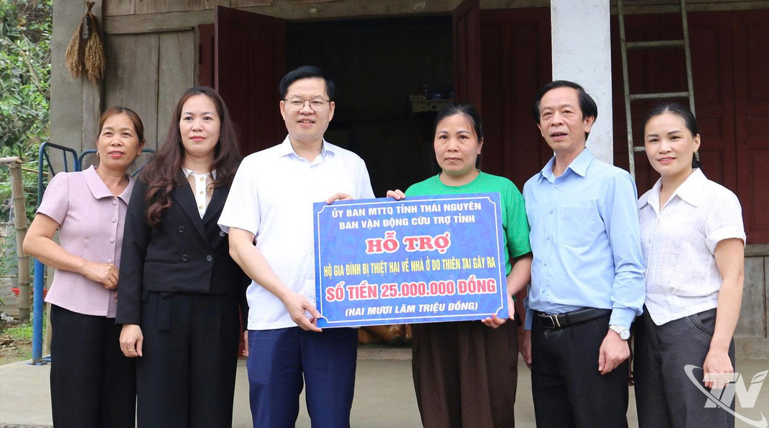 Lãnh đạo tỉnh thăm, động viên người dân bị thiệt hại do dông lốc ở xã Chợ Rã