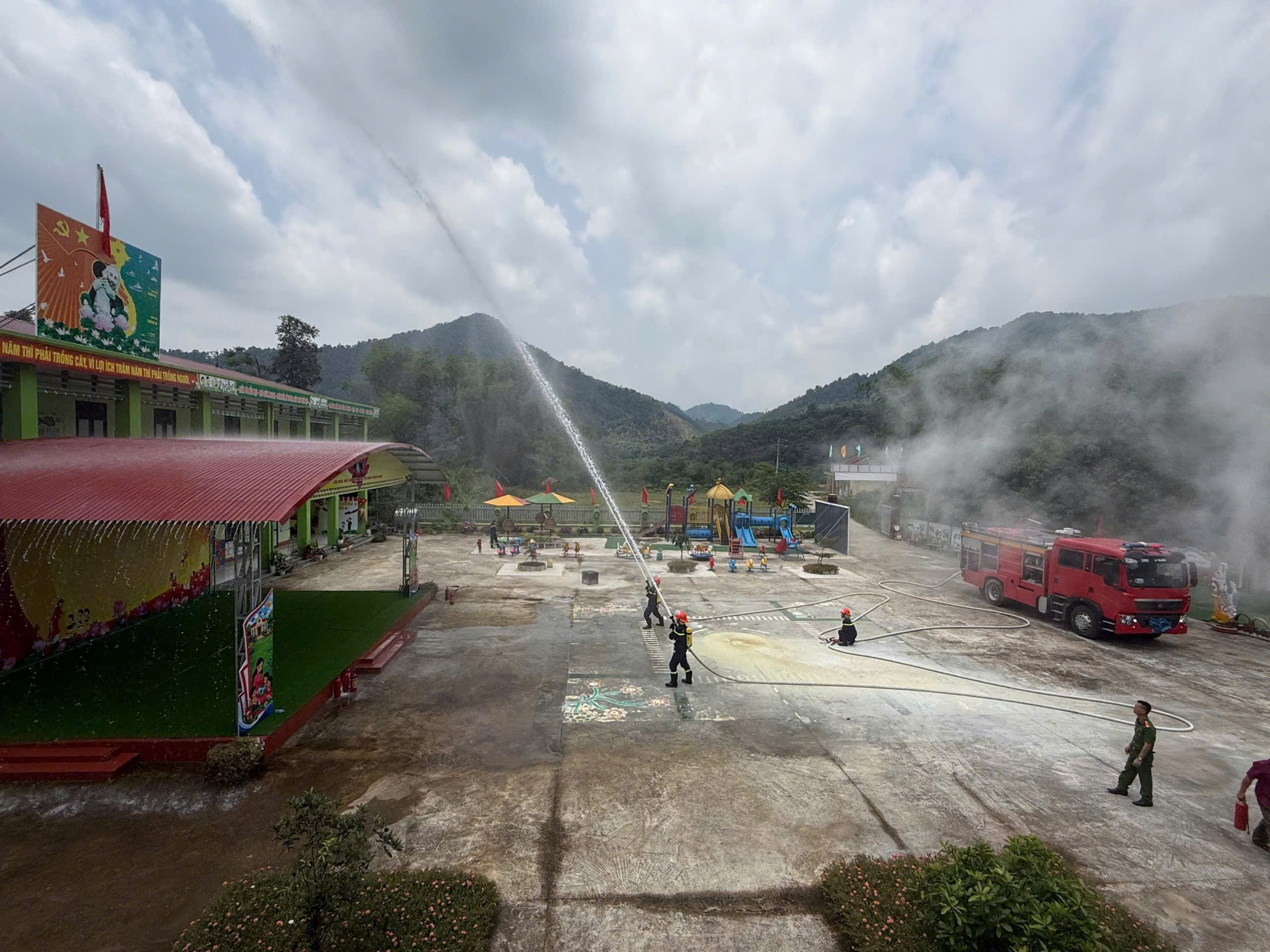 Huấn luyện nâng cao năng lực phòng cháy chữa cháy cho giáo viên và nhân viên các trường học trên địa bàn xã Phúc Lộc