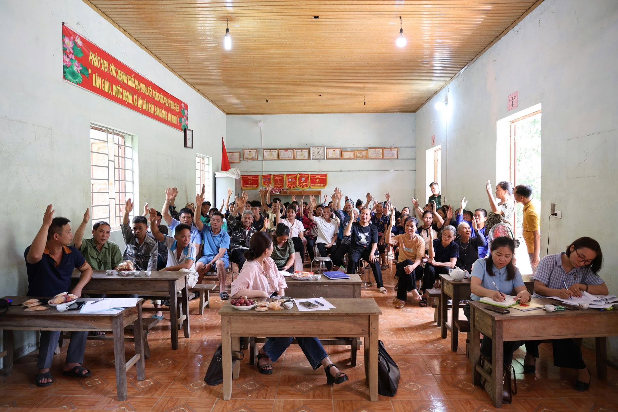 100% NGƯỜI DÂN CÁC THÔN: BẢN LẠ, NÀ NGHÈ, NÀ NGÒ, PÙ MẮT, THẠCH NGÕA 1, THẠCH NGÕA 2, PÙNG CHẰM, LOỎNG LỨNG,  PHIÊNG KHĂM, BJOÓC VE  ĐỒNG THUẬN CHỦ TRƯƠNG SẮP XẾP, TỔ CHỨC LẠI, ĐỔI TÊN CÁC THÔN TRÊN ĐỊA BÀN XÃ THƯỢNG MINH NĂM 2026.