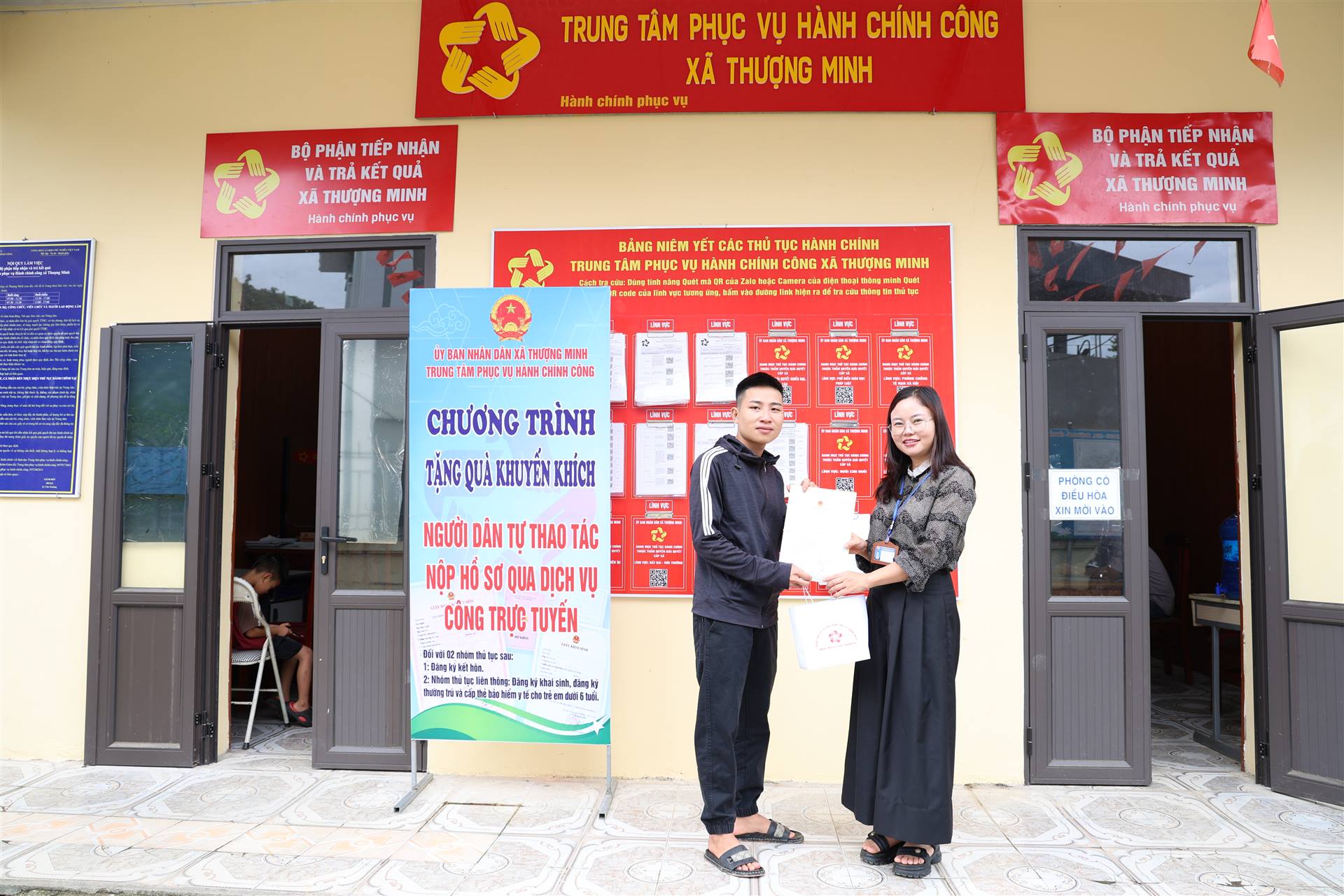 XÃ THƯỢNG MINH TRIỂN KHAI MÔ HÌNH “TẶNG QUÀ CHO CÔNG DÂN ĐẾN THỰC HIỆN THỦ TỤC HÀNH CHÍNH QUA DỊCH VỤ CÔNG TRỰC TUYẾN” TRÊN ĐỊA BÀN XÃ THƯỢNG MINH