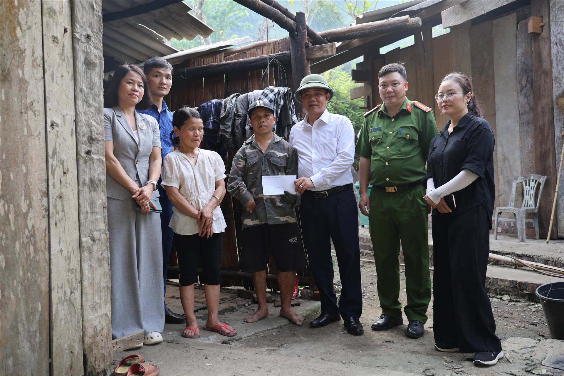 LÃNH ĐẠO XÃ THƯỢNG MINH KIỂM TRA, THĂM HỎI CÁC HỘ GIA ĐÌNH BỊ THIỆT HẠI SAU CƠN GIÓ LỐC ĐÊM 29/3