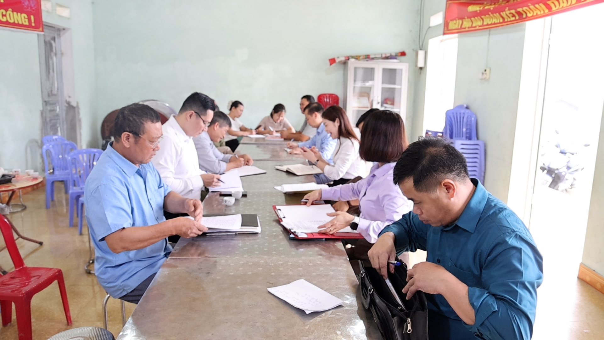 ĐỒNG CHÍ CHỦ TỊCH UBND XÃ THƯỢNG MINH KIỂM TRA, THĂM NẮM TÌNH HÌNH TRIỂN KHAI NHIỆM VỤ TẠI CHI BỘ THÔN BẢN TRÙ