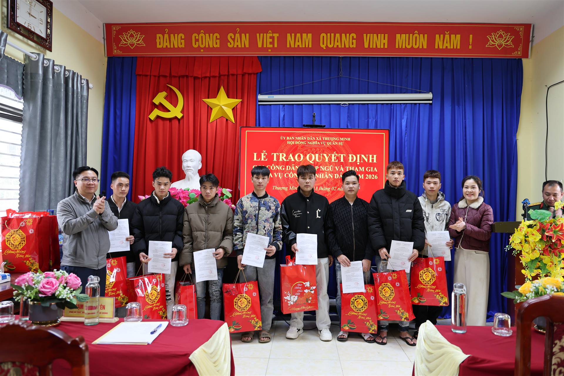 Anh-tin-bai