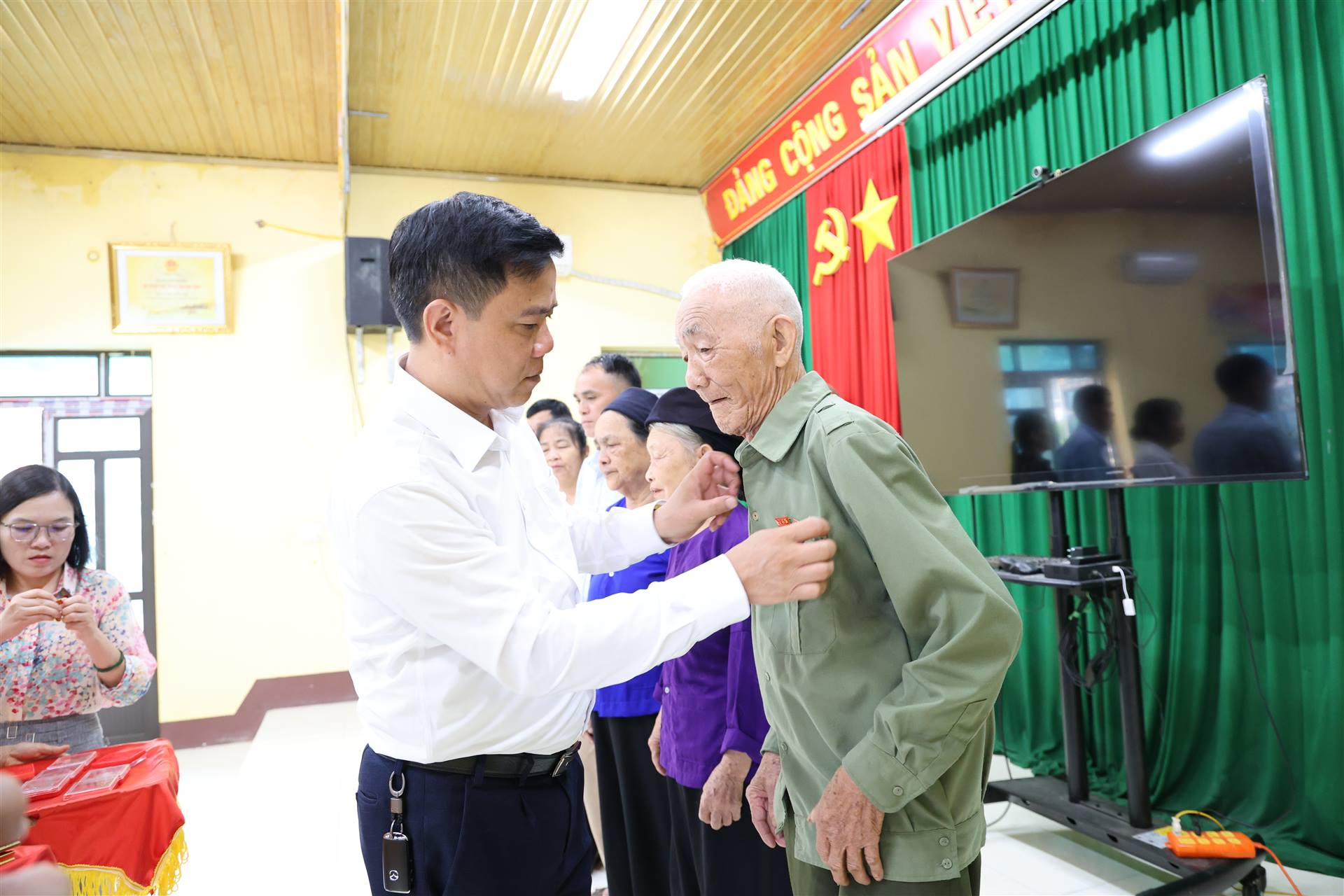 Anh-tin-bai