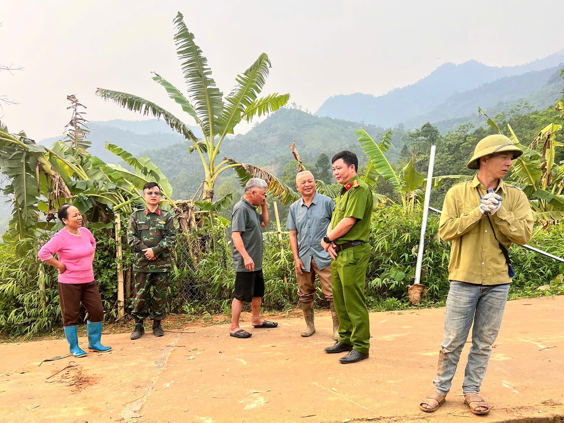 XÃ THƯỢNG MINH KHẨN TRƯƠNG KHẮC PHỤC HẬU QUẢ SAU MƯA LỚN KÈM GIÓ LỐC