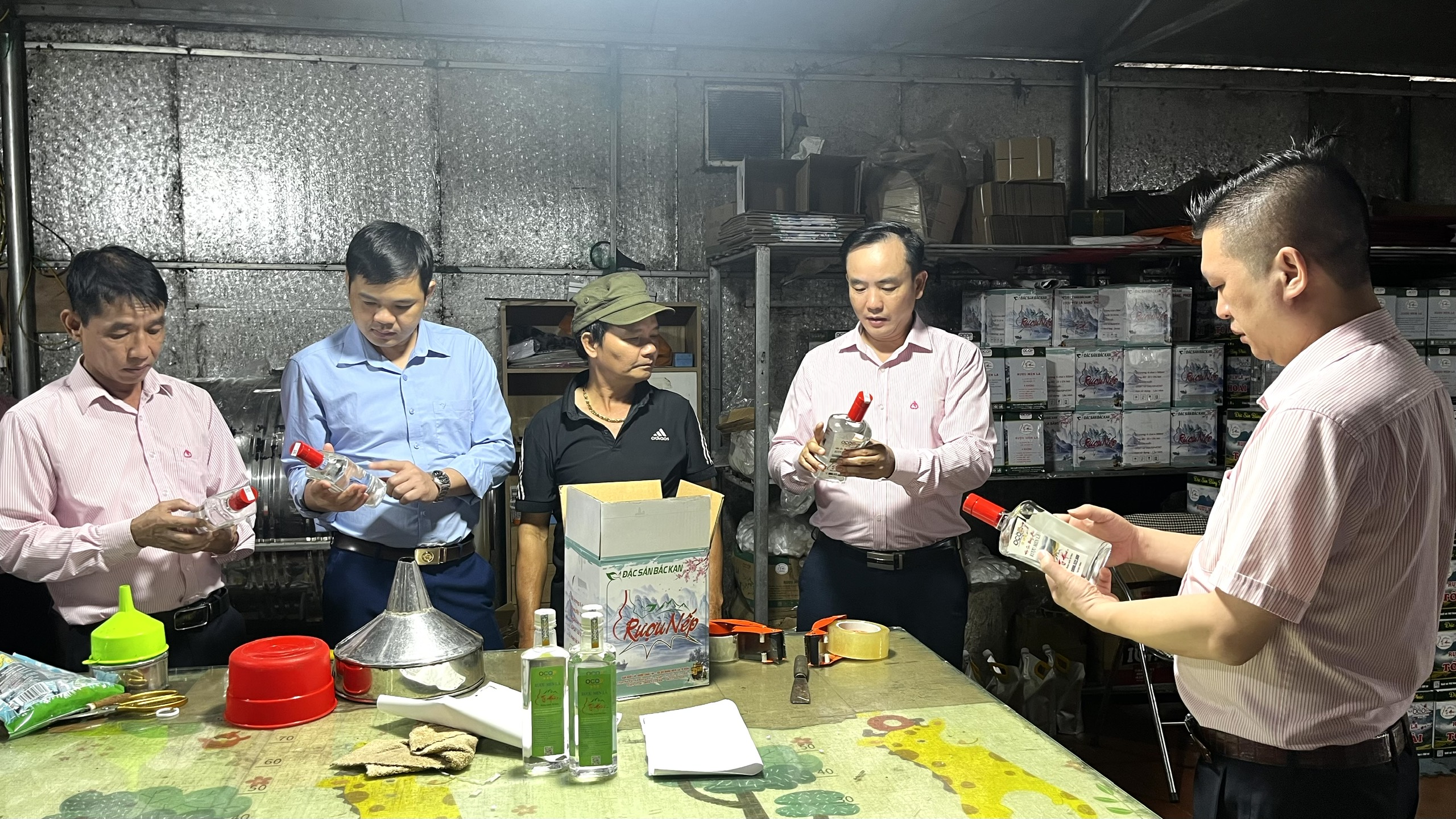 GIÁM ĐỐC NGÂN HÀNG CHÍNH SÁCH XÃ HỘI CHI NHÁNH TỈNH THÁI NGUYÊN KIỂM TRA HOẠT ĐỘNG TÍN DỤNG CHÍNH SÁCH TẠI XÃ ĐỒNG PHÚC