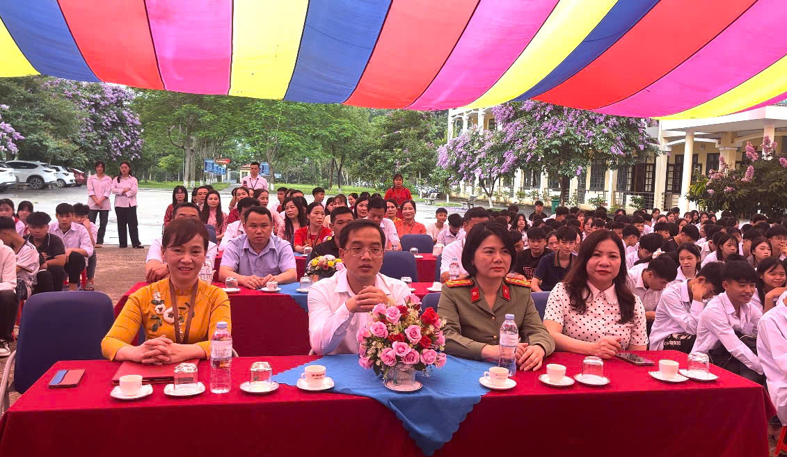 ĐỒNG CHÍ CHỦ TỊCH UỶ BAN NHÂN DÂN XÃ ĐỒNG PHÚC DỰ LỄ BẾ GIẢNG NĂM HỌC 2025 – 2026 TẠI TRƯỜNG THCS&amp;THPT QUẢNG KHÊ