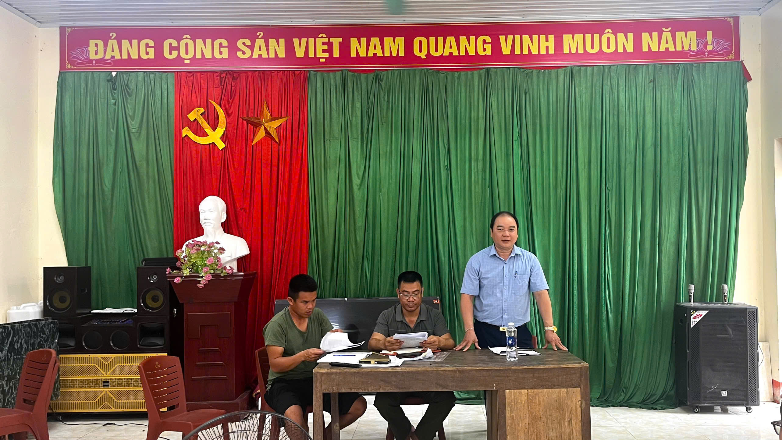 TỔ CÔNG TÁC SỐ 2 LÀM VIỆC TẠI THÔN NÀ THẨU LẤY Ý KIẾN NHÂN DÂN ĐỐI VỚI ĐỀ ÁN SẮP XẾP, SÁP NHẬP THÔN VÀ THÀNH LẬP THÔN MỚI