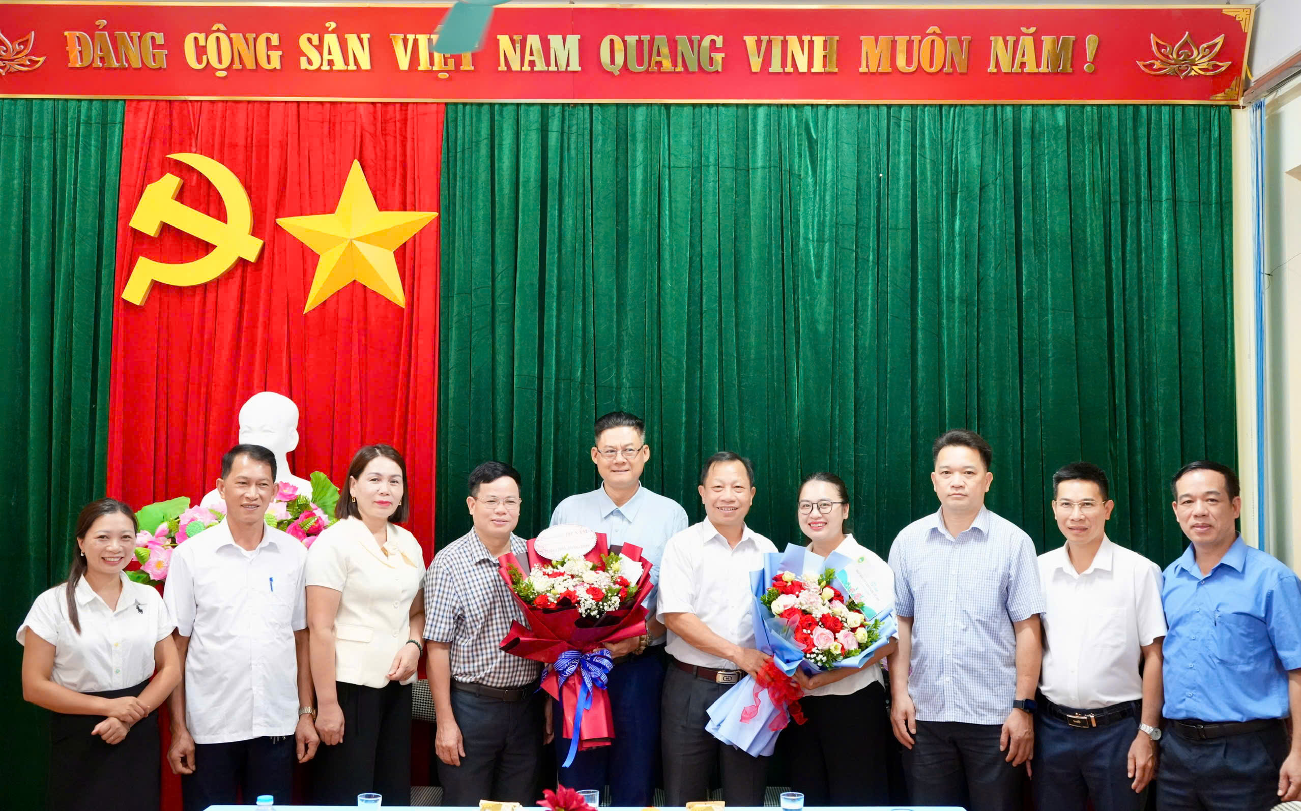 Lãnh đạo xã Bằng Thành thăm, chúc mừng nhân Ngày Báo chí Cách mạng Việt Nam 21/6