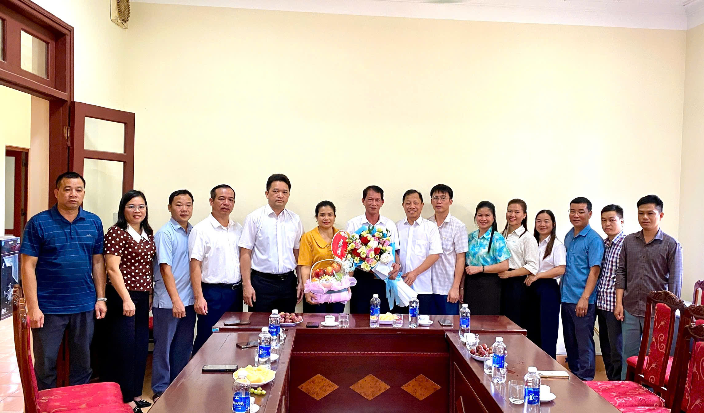 Thường trực Đảng ủy, HĐND, UBND xã và các cơ quan chúc mừn kỷ niệm 71 năm Ngày thành lập Mặt trận Tổ quốc Việt Nam
