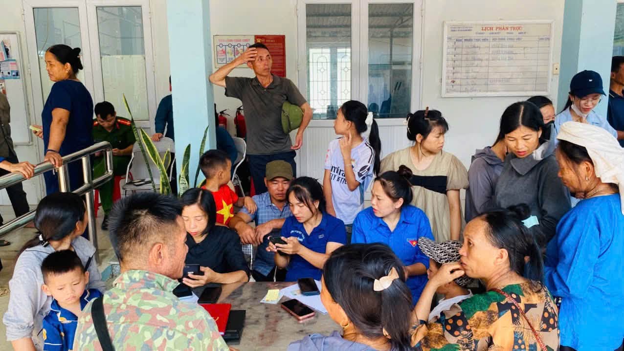 HƠN 200 NGƯỜI ĐƯỢC HƯỚNG DẪN, GIẢI QUYẾT THỦ TỤC TẠI THÔN NHẠN MÔN 