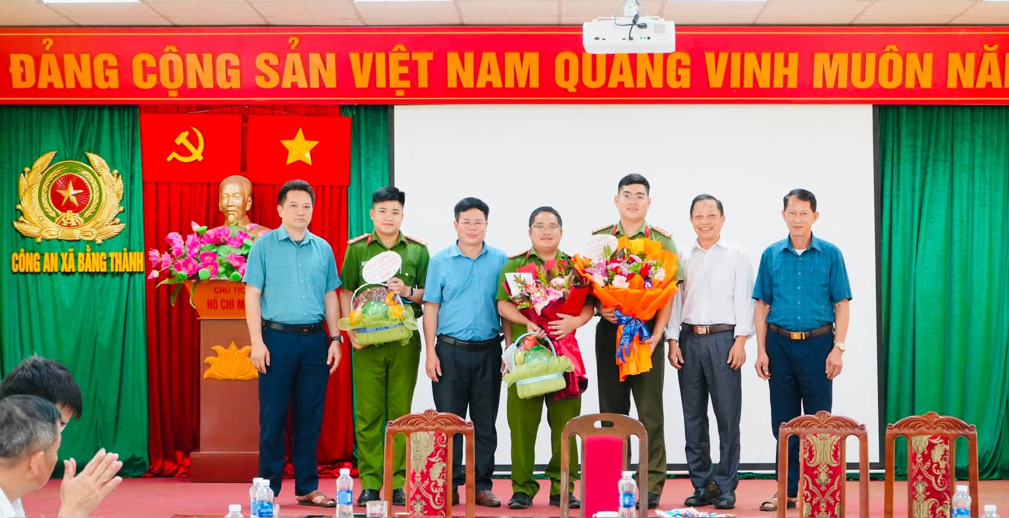 Lãnh đạo xã Bằng Thành chúc mừng Công an xã nhân kỷ niệm 81 năm Ngày truyền thống Công an nhân dân