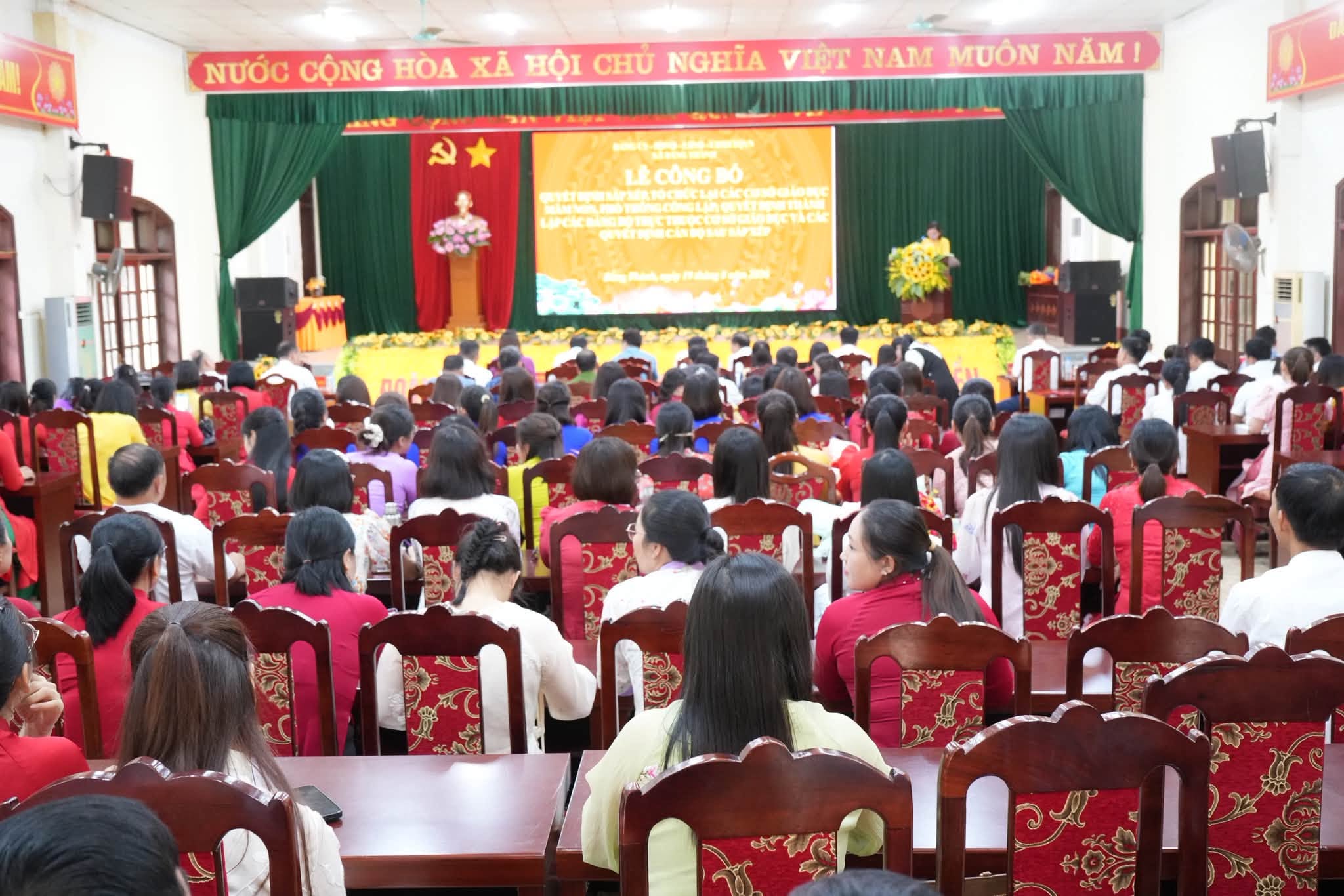 BẰNG THÀNH CÔNG BỐ QUYẾT ĐỊNH TỔ CHỨC LẠI CÁC TRƯỜNG HỌC VÀ THÀNH LẬP ĐẢNG BỘ CÁC CƠ SỞ GIÁO DỤC