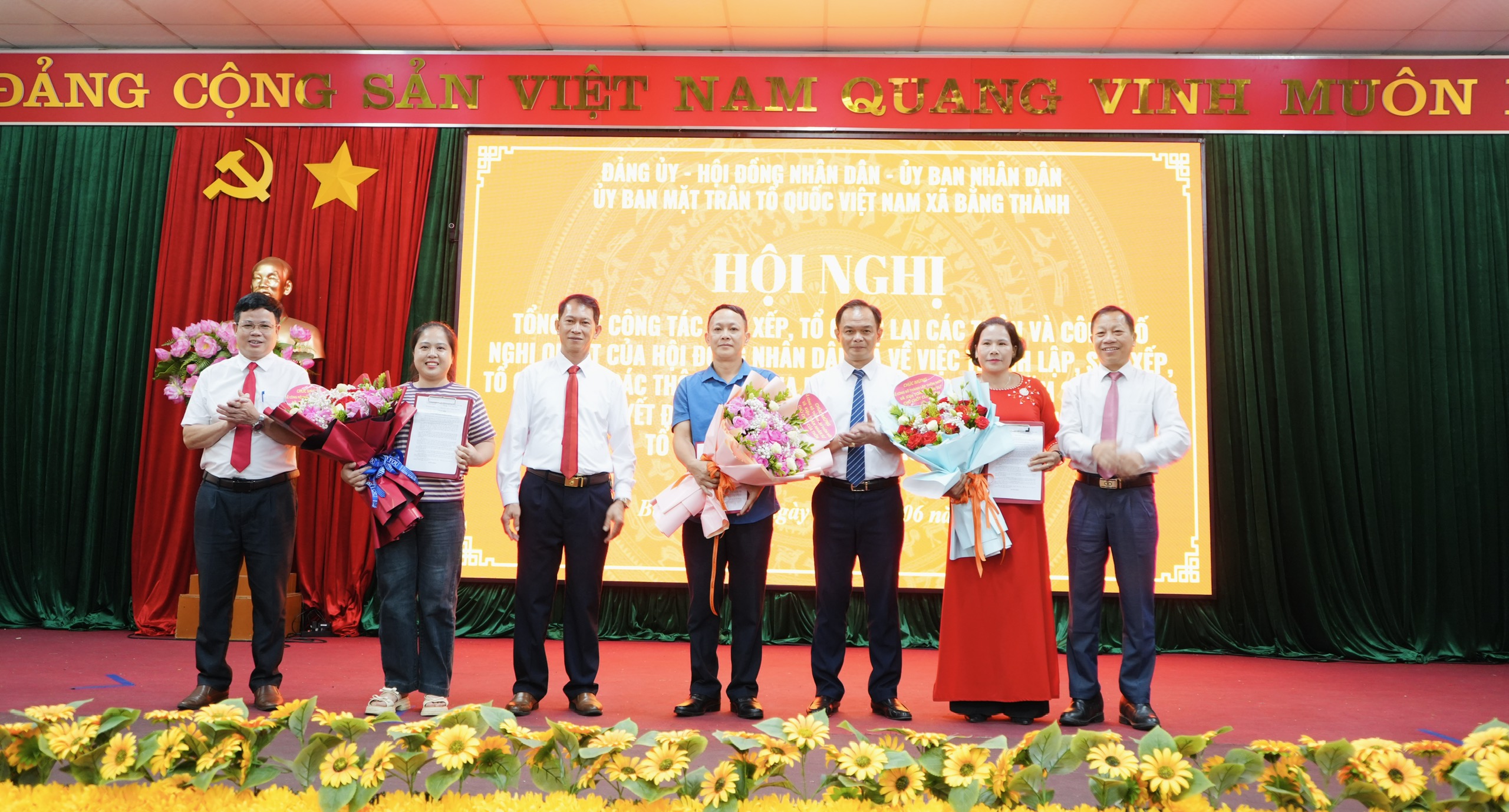 Xã Bằng Thành công bố các nghị quyết, quyết định về sắp xếp, tổ chức lại thôn