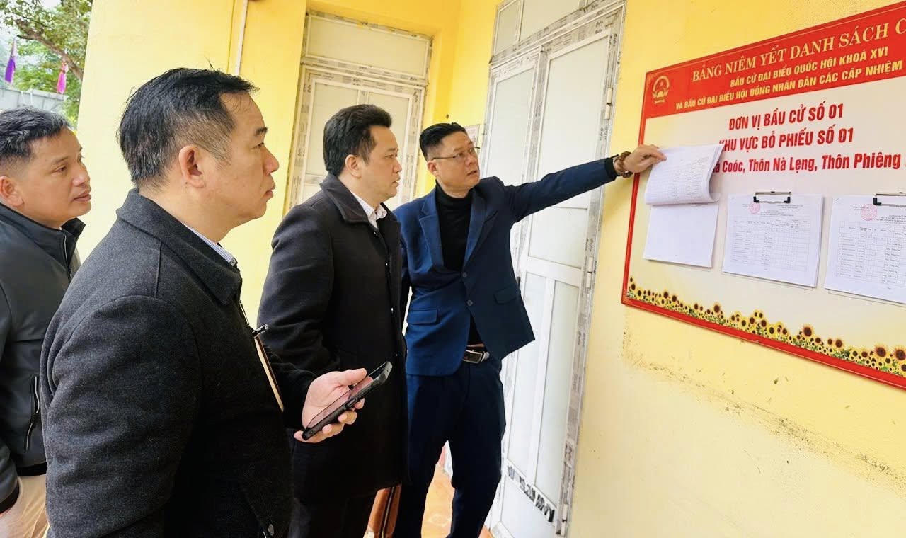 Thường trực HĐND xã Bằng Thành giám sát việc niêm yết danh sách cử tri