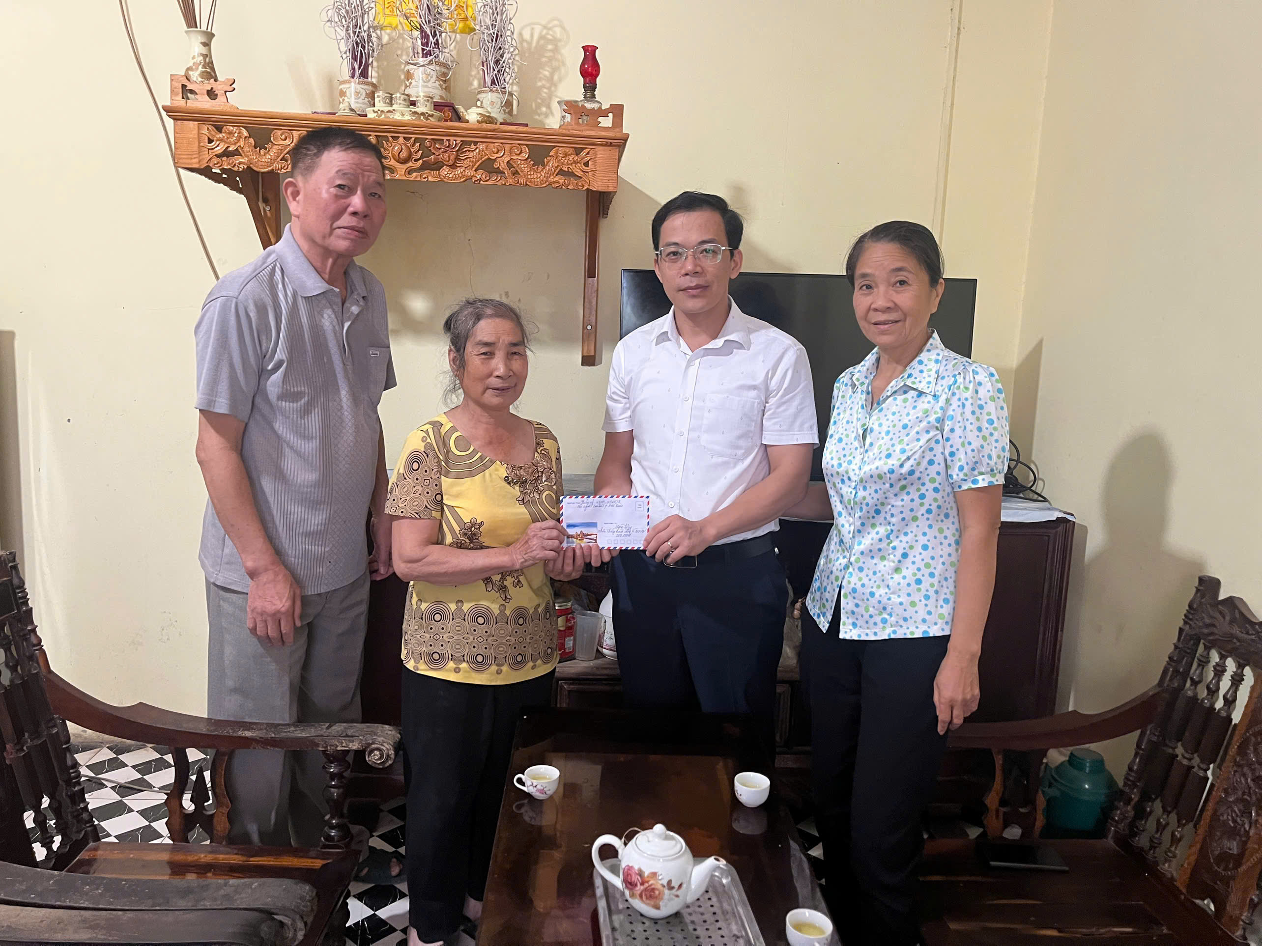 ĐỒNG CHÍ LONG VĂN THẮNG, PHÓ BÍ THƯ ĐẢNG ỦY, CHỦ TỊCH UBND PHƯỜNG THĂM, TẶNG QUÀ NGƯỜI CAO TUỔI CÓ HOÀN CẢNH KHÓ KHĂN