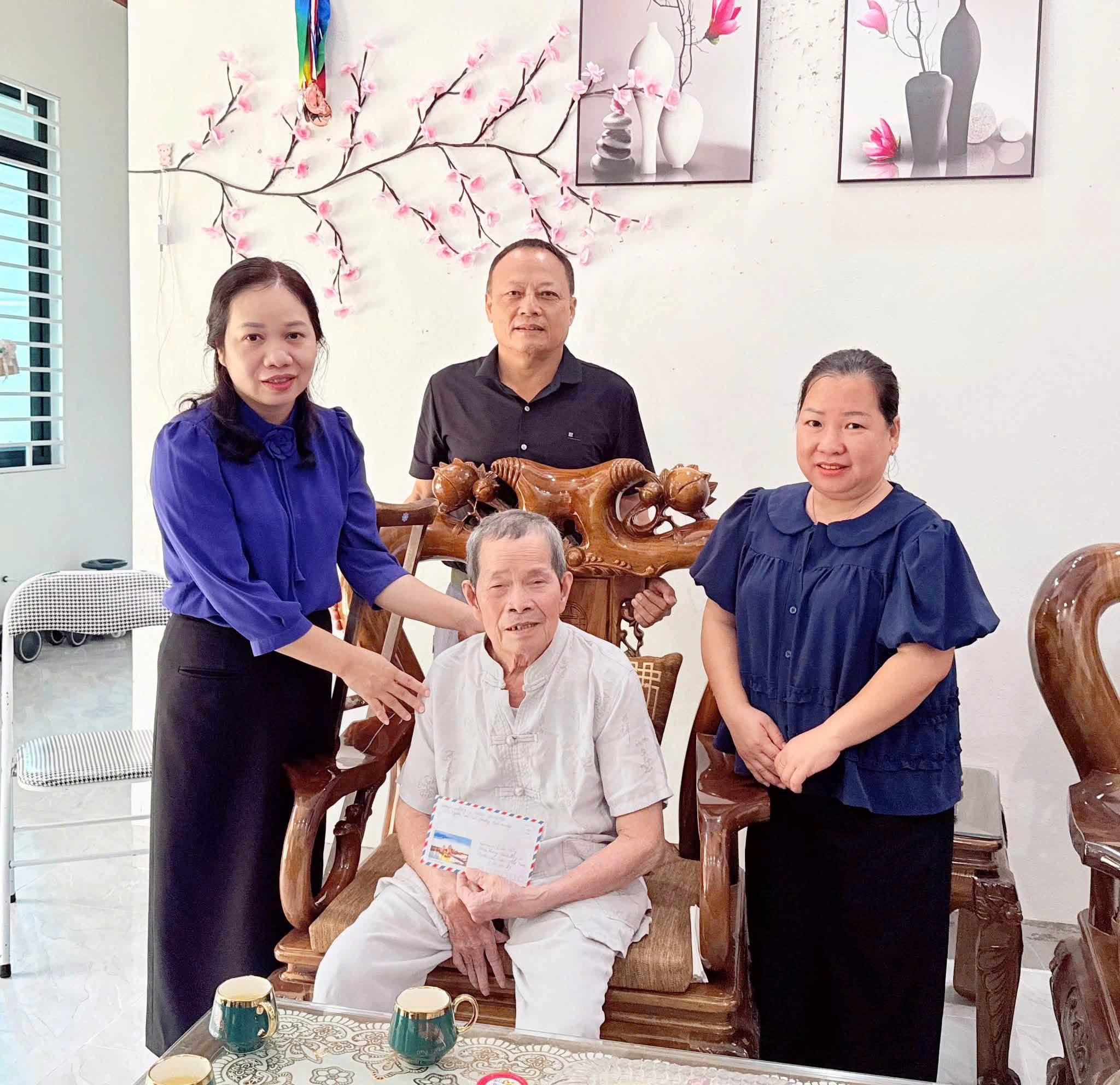ĐỒNG CHÍ NÔNG THỊ PHƯƠNG THẢO, PHÓ BÍ THƯ THƯỜNG TRỰC ĐẢNG ỦY PHƯỜNG ĐỨC XUÂN THĂM, TẶNG QUÀ NGƯỜI CAO TUỔI CÓ HOÀN CẢNH KHÓ KHĂN