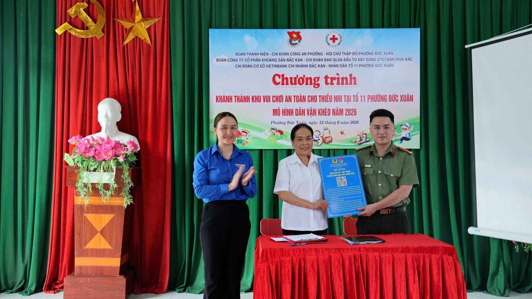 CHI ĐOÀN CÔNG AN PHƯỜNG ĐỨC XUÂN RA MẮT MÔ HÌNH “HÒM THƯ SỐ - TIẾP NHẬN Ý KIẾN PHẢN ÁNH CỦA NHÂN DÂN”