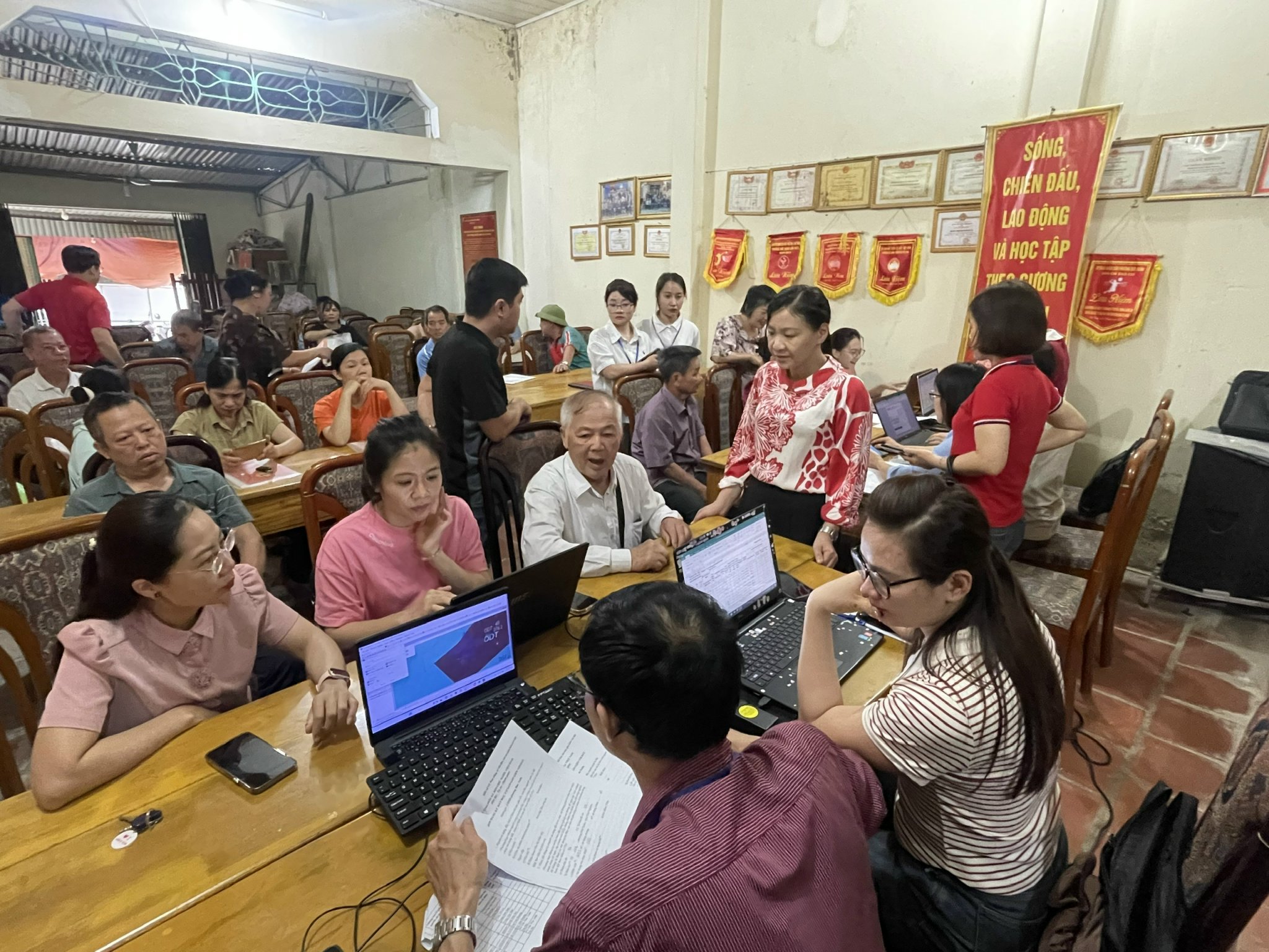 ĐẨY MẠNH CHUYỂN ĐỔI SỐ, TẠO ĐỘNG LỰC PHÁT TRIỂN CHÍNH QUYỀN SỐ, KINH TẾ SỐ VÀ XÃ HỘI SỐ