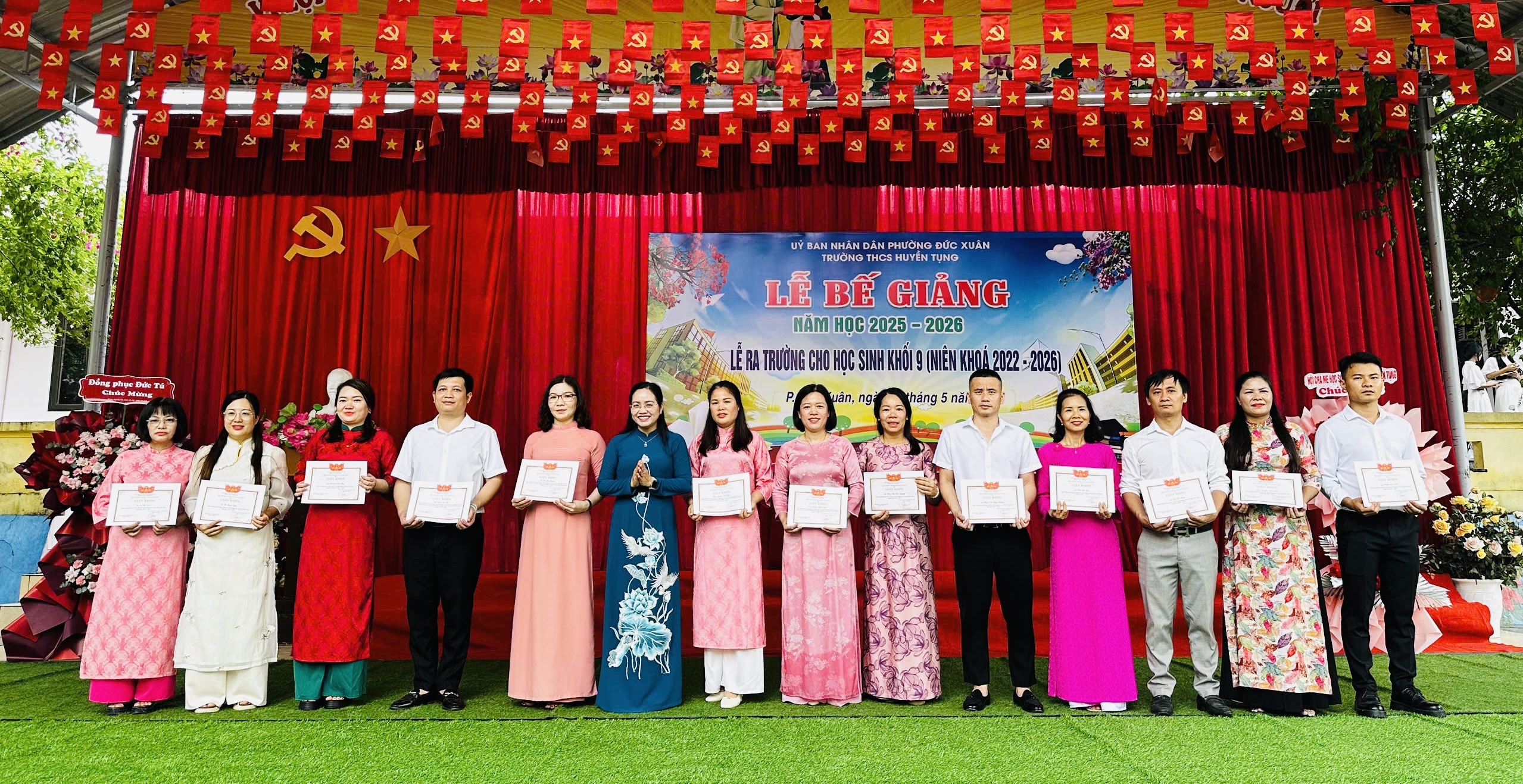 ĐỒNG CHÍ HỒ THỊ KIM NGÂN – TỈNH ỦY VIÊN, BÍ THƯ ĐẢNG ỦY, CHỦ TỊCH HĐND PHƯỜNG DỰ LỄ BẾ GIẢNG, LỄ RA TRƯỜNG TẠI TRƯỜNG THCS HUYỀN TỤNG