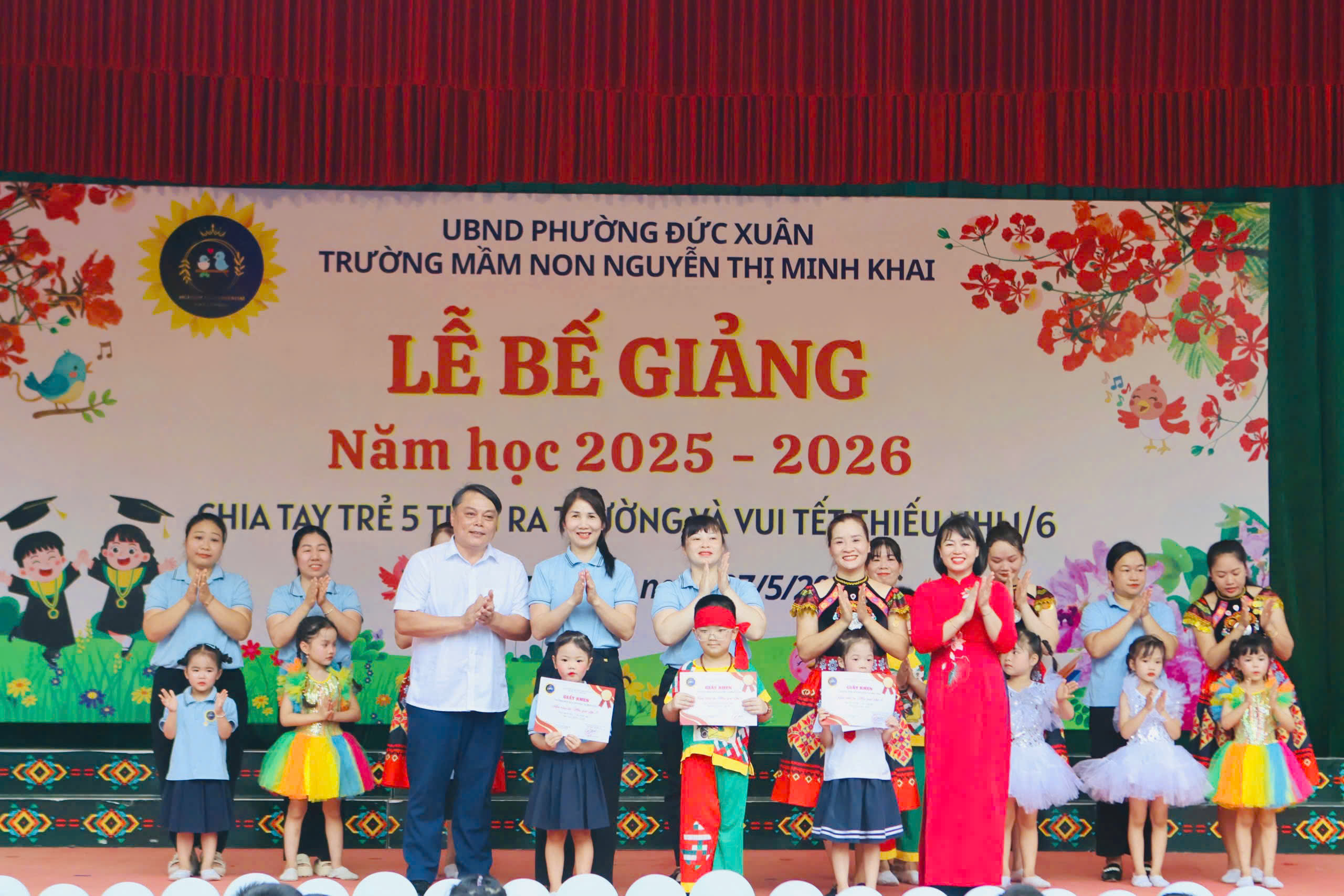 ĐỒNG CHÍ LUÂN HOÀNG ANH - ỦY VIÊN BAN THƯỜNG VỤ ĐẢNG ỦY, CHỦ NHIỆM ỦY BAN KIỂM TRA ĐẢNG ỦY PHƯỜNG DỰ LỄ BẾ GIẢNG VÀ TRAO QUÀ TẾT THIẾU NHI TẠI TRƯỜNG MẦM NON NGUYỄN THỊ MINH KHAI