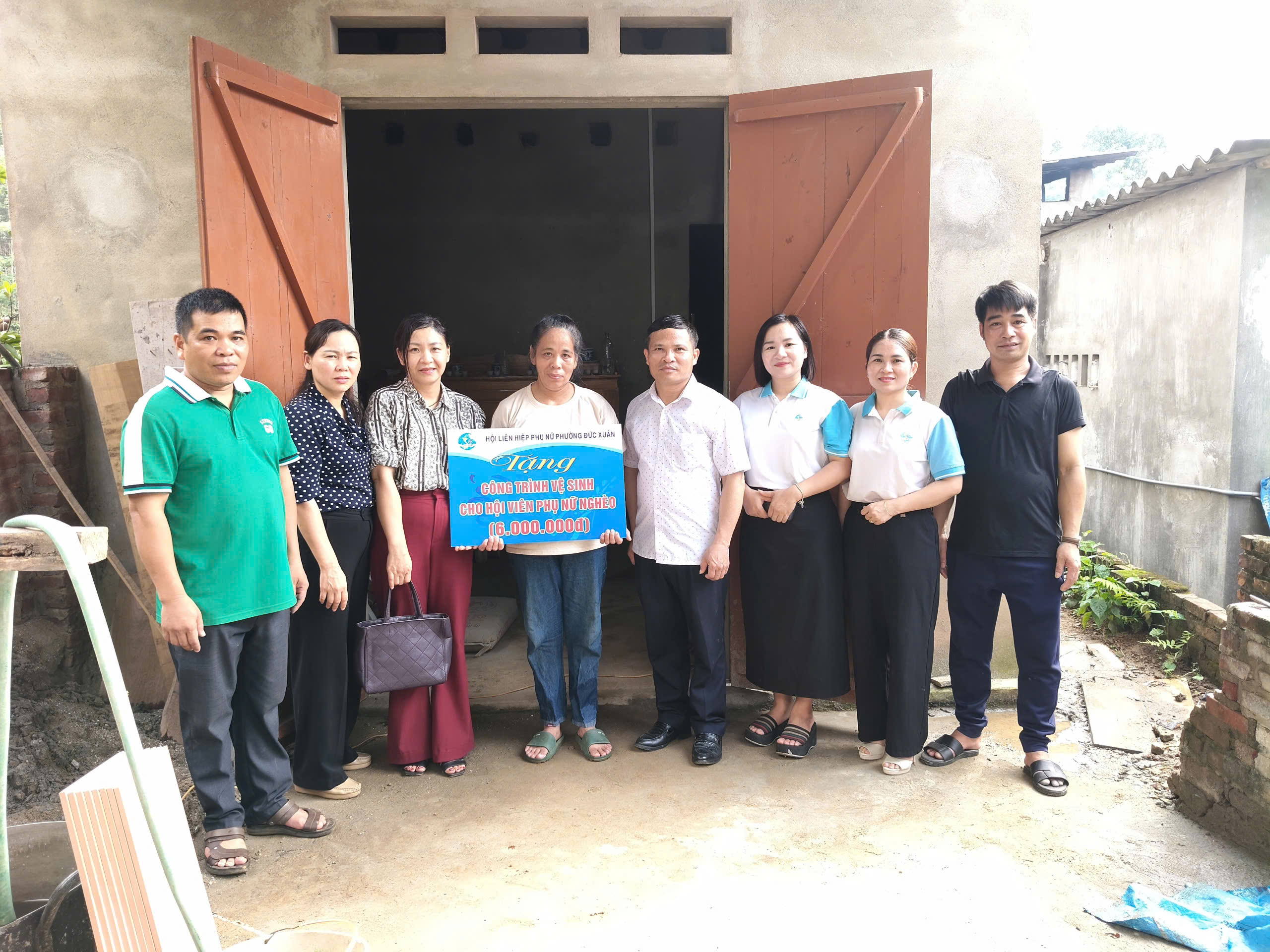 HỘI LHPN PHƯỜNG ĐỨC XUÂN HỖ TRỢ XÂY DỰNG NHÀ VỆ SINH CHO HỘI VIÊN PHỤ NỮ NGHÈO