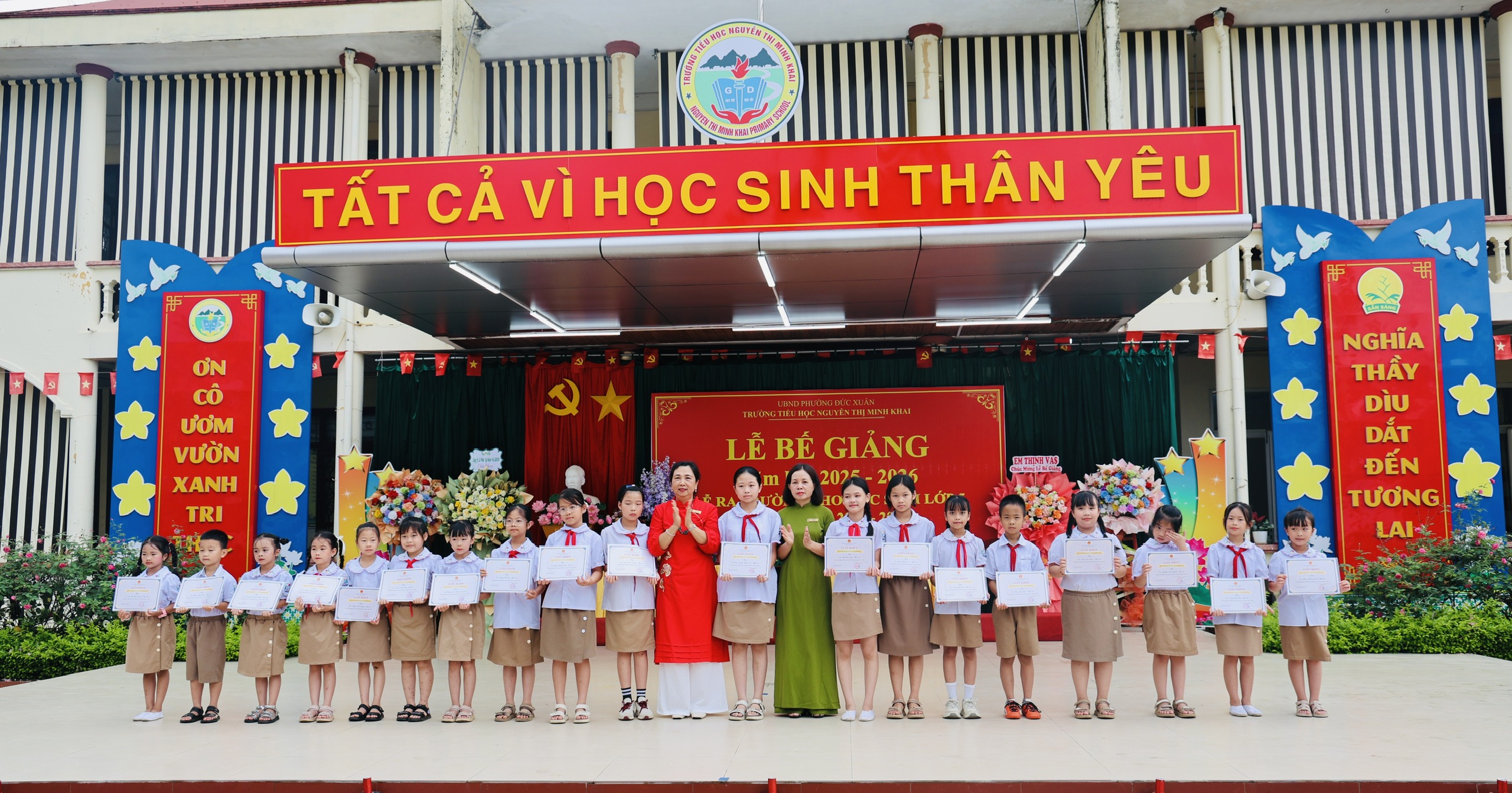 ĐỒNG CHÍ LONG VĂN THẮNG - PHÓ BÍ THƯ ĐẢNG ỦY, CHỦ TỊCH UBND PHƯỜNG ĐỨC XUÂN DỰ LỄ BẾ GIẢNG NĂM HỌC 2025 – 2026 TẠI TRƯỜNG TIỂU HỌC NGUYỄN THỊ MINH KHAI
