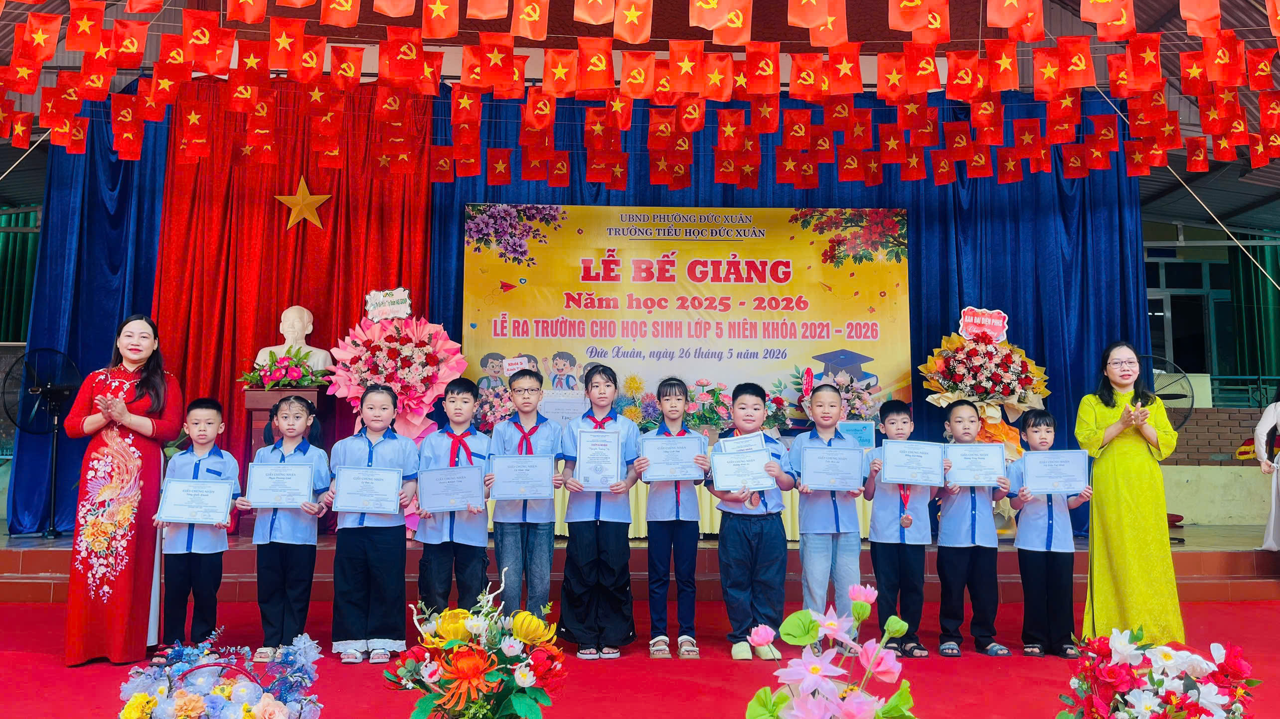 ĐỒNG CHÍ NÔNG THỊ PHƯƠNG THẢO, PHÓ BÍ THƯ THƯỜNG TRỰC ĐẢNG ỦY DỰ LỄ BẾ GIẢNG NĂM HỌC 2025 – 2026 TẠI TRƯỜNG TIỂU HỌC ĐỨC XUÂN