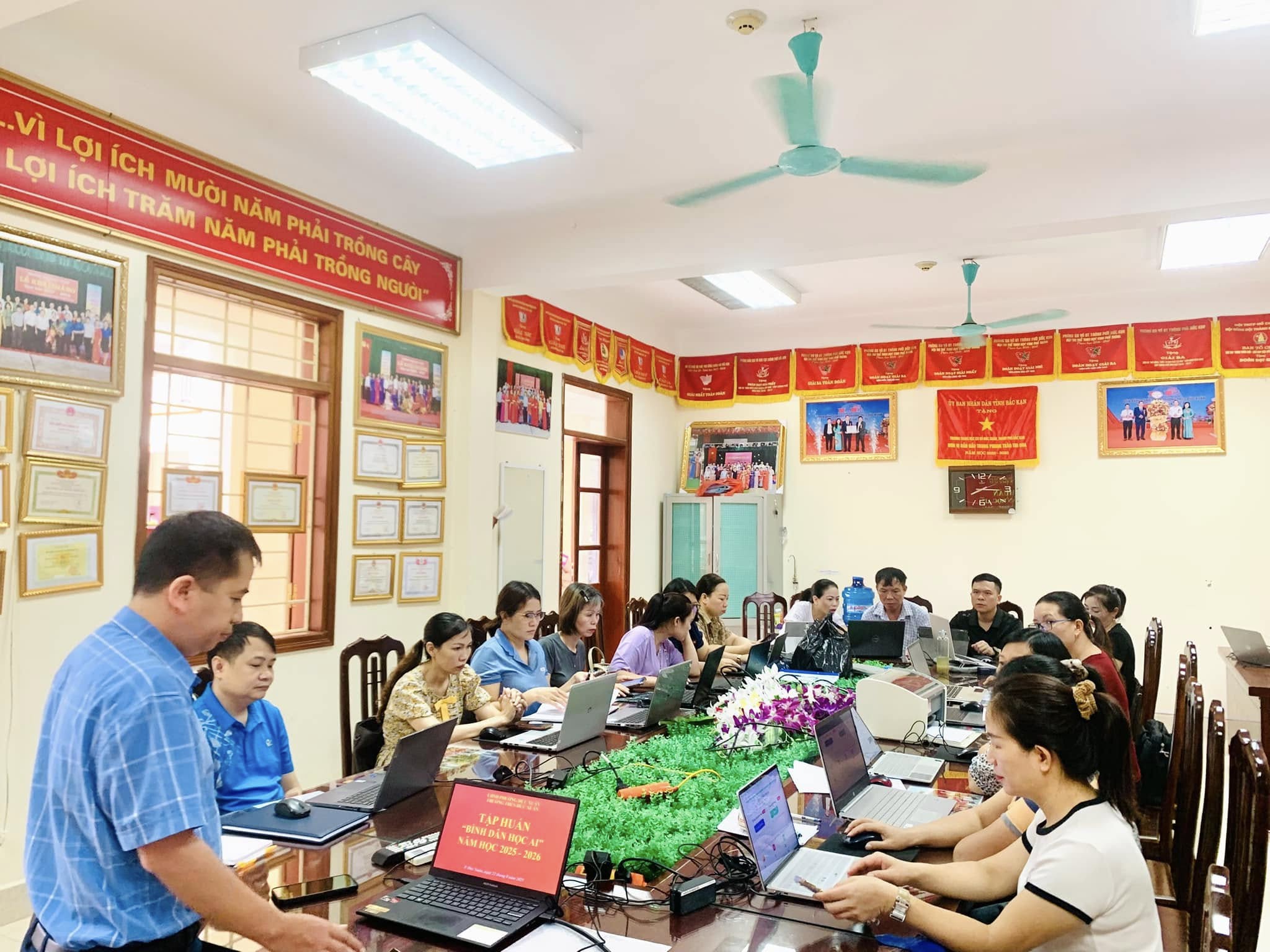 Trường THCS Đức Xuân tập huấn “Bình dân học AI” năm học 2025-2026