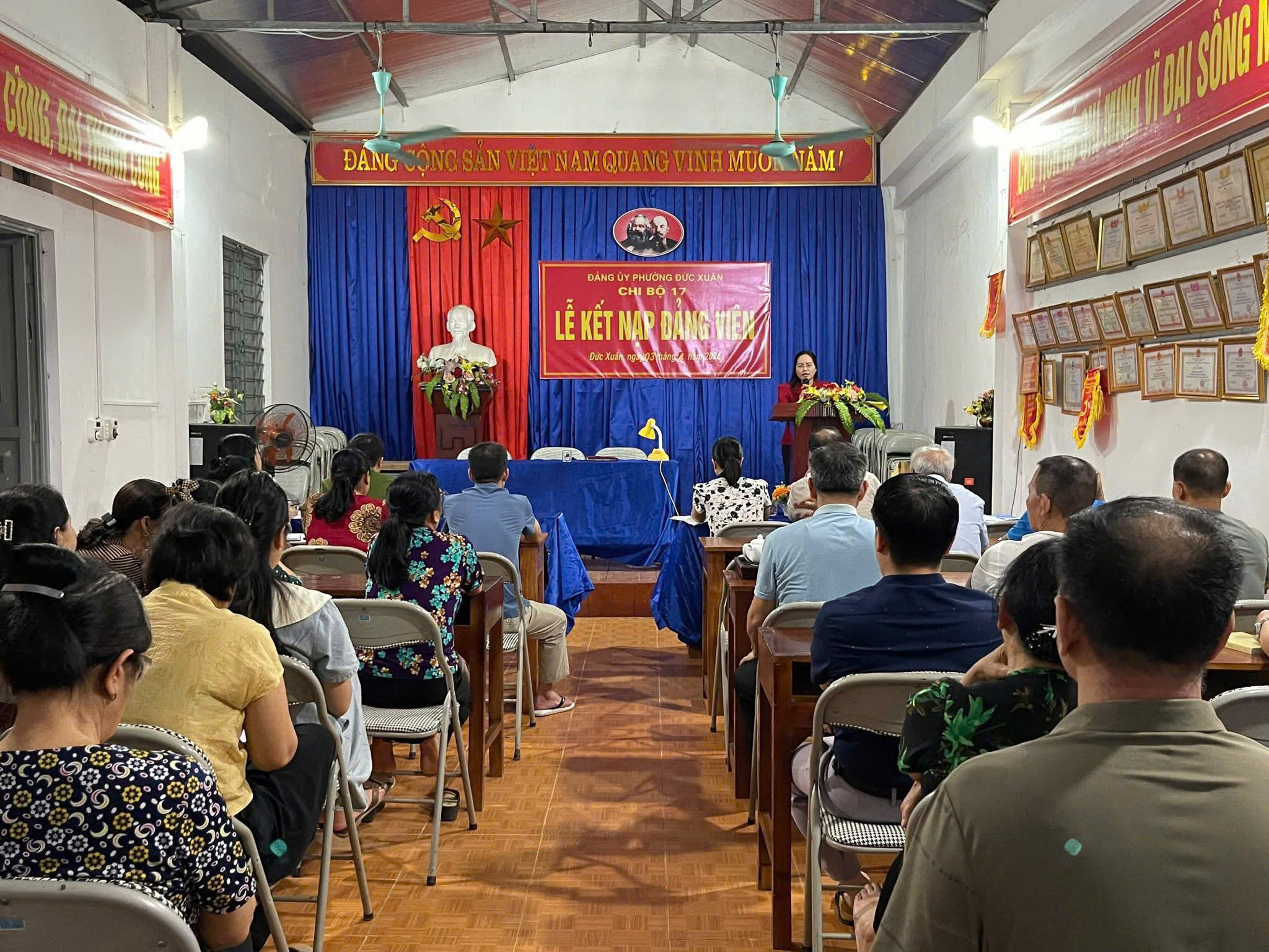 ĐỒNG CHÍ HỒ THỊ KIM NGÂN, TỈNH UỶ VIÊN, BÍ THƯ ĐẢNG UỶ, CHỦ TỊCH HĐND PHƯỜNG DỰ SINH HOẠT THƯỜNG KỲ TẠI CHI BỘ 17