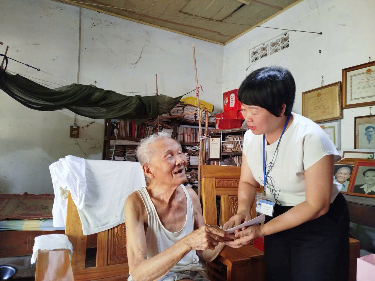 THĂM, TẶNG QUÀ LÃO THÀNH CÁCH MẠNG NÔNG VIẾT TOẠI
