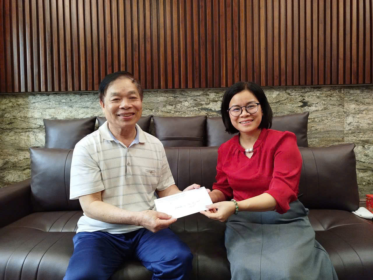 PHƯỜNG ĐỨC XUÂN THĂM HỎI, TẶNG QUÀ NGƯỜI CÓ CÔNG ỐM ĐAU ĐIỀU TRỊ DÀI NGÀY