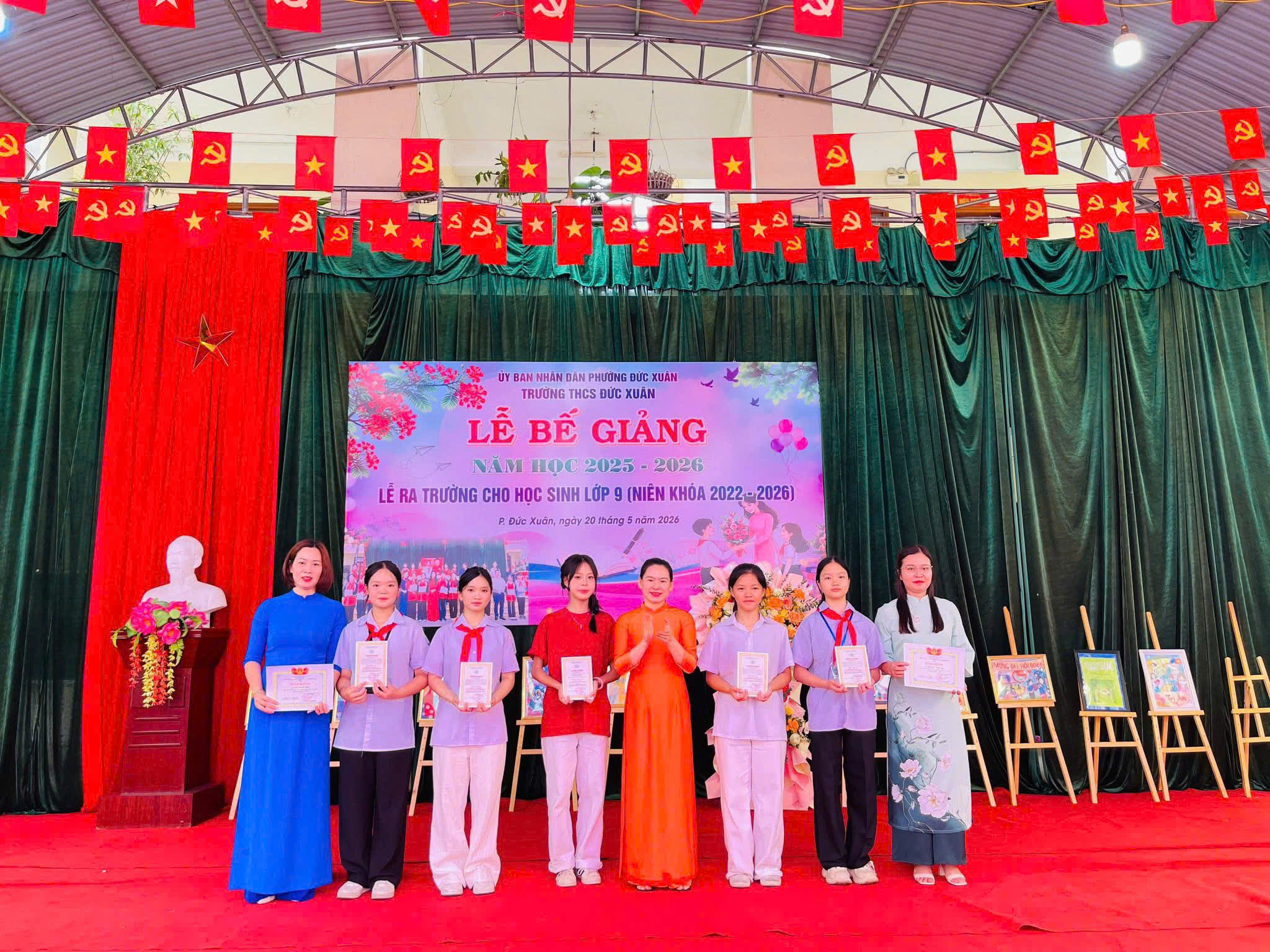  ĐỒNG CHÍ TẠ THỊ LAN ANH – PHÓ CHỦ TỊCH UBND PHƯỜNG DỰ LỄ BẾ GIẢNG NĂM HỌC 2025 – 2026 TẠI TRƯỜNG THCS ĐỨC XUÂN 