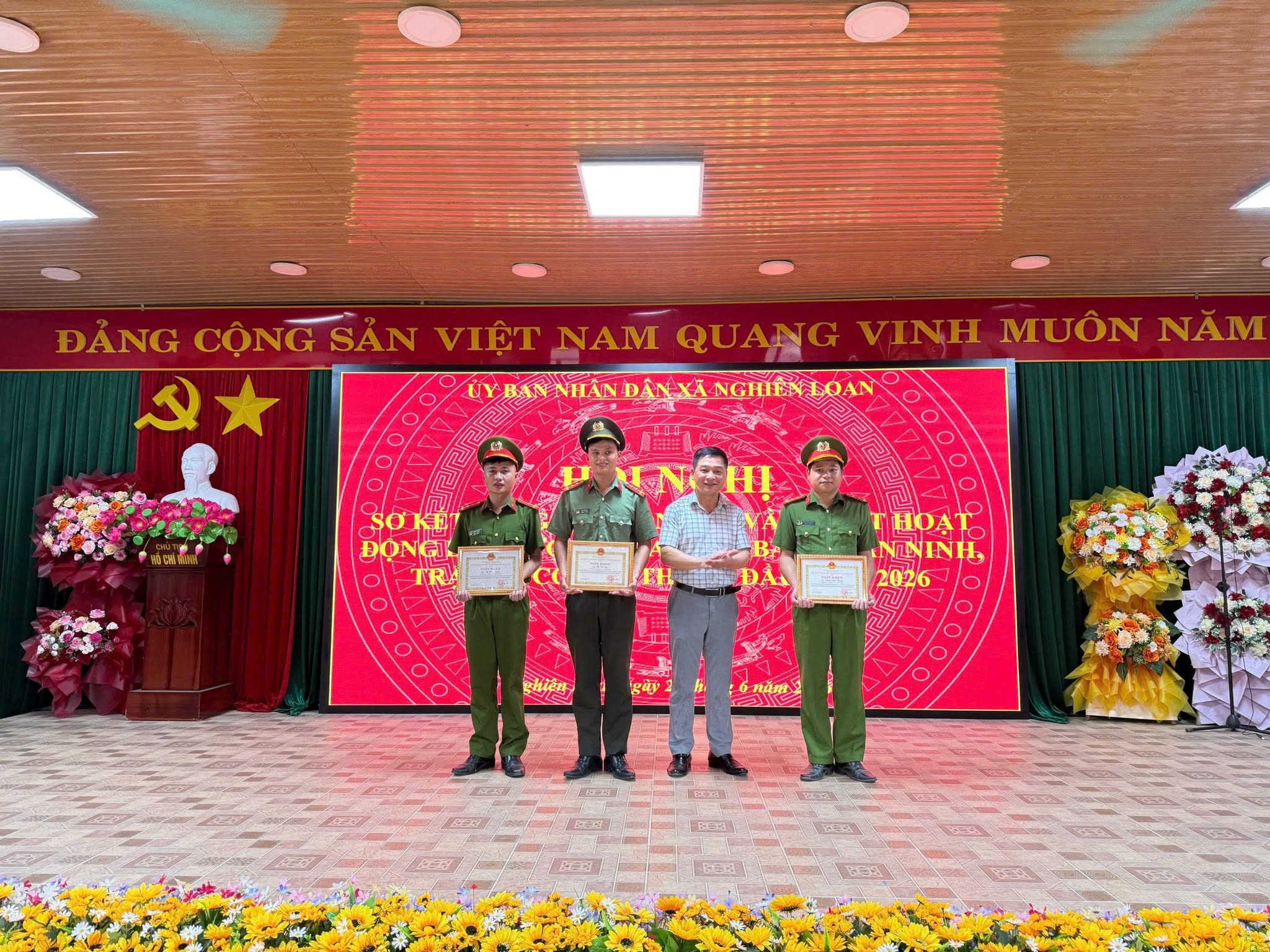 Anh-tin-bai