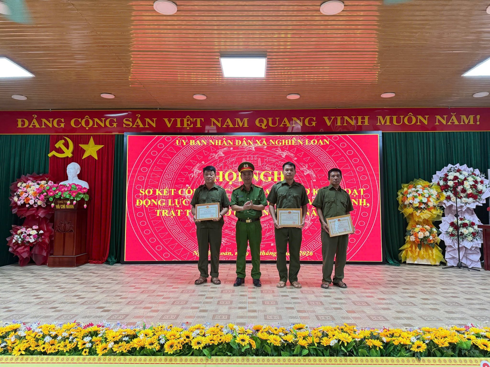 Anh-tin-bai