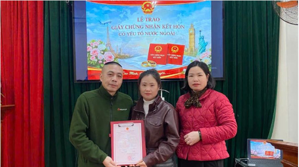 UỶ BAN NHÂN DÂN XÃ CAO MINH TỔ CHỨC TRAO GIẤY CHỨNG NHẬN KẾT HÔN CÓ YẾU TỐ NƯỚC NGOÀI CHO CÔNG DÂN TRÊN ĐỊA BÀN XÃ