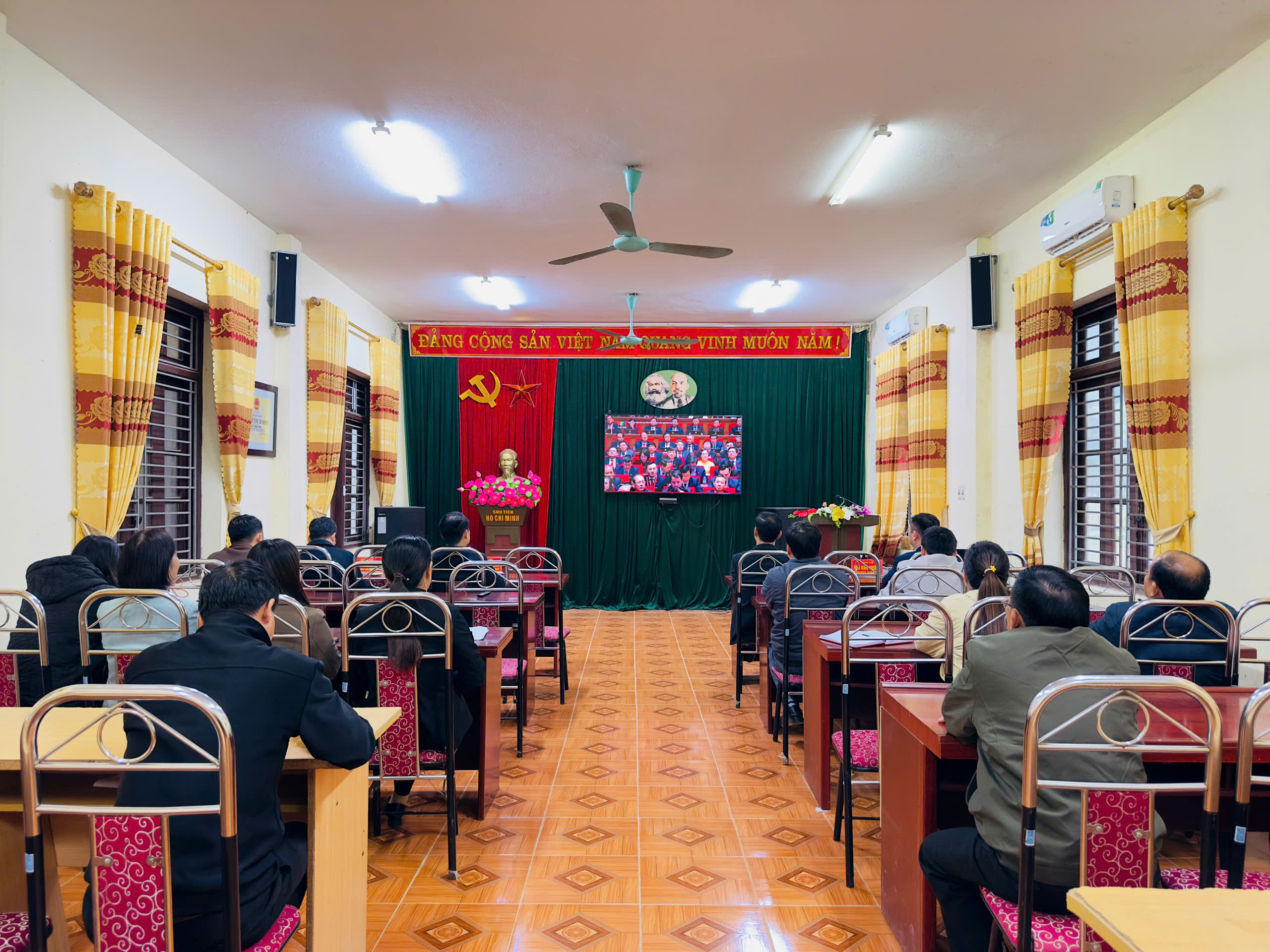 CÁN BỘ, ĐẢNG VIÊN, NHÂN DÂN XÃ CAO MINH THEO DÕI CHƯƠNG TRÌNH TRUYỀN HÌNH TRỰC TIẾP LỄ KHAI MẠC ĐẠI HỘI ĐẠI BIỂU TOÀN QUỐC LẦN THỨ XIV CỦA ĐẢNG