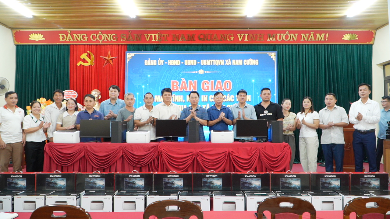 UBND xã Nam Cường bàn giao máy tính cho các thôn, thúc đẩy chuyển đổi số ở cơ sở.