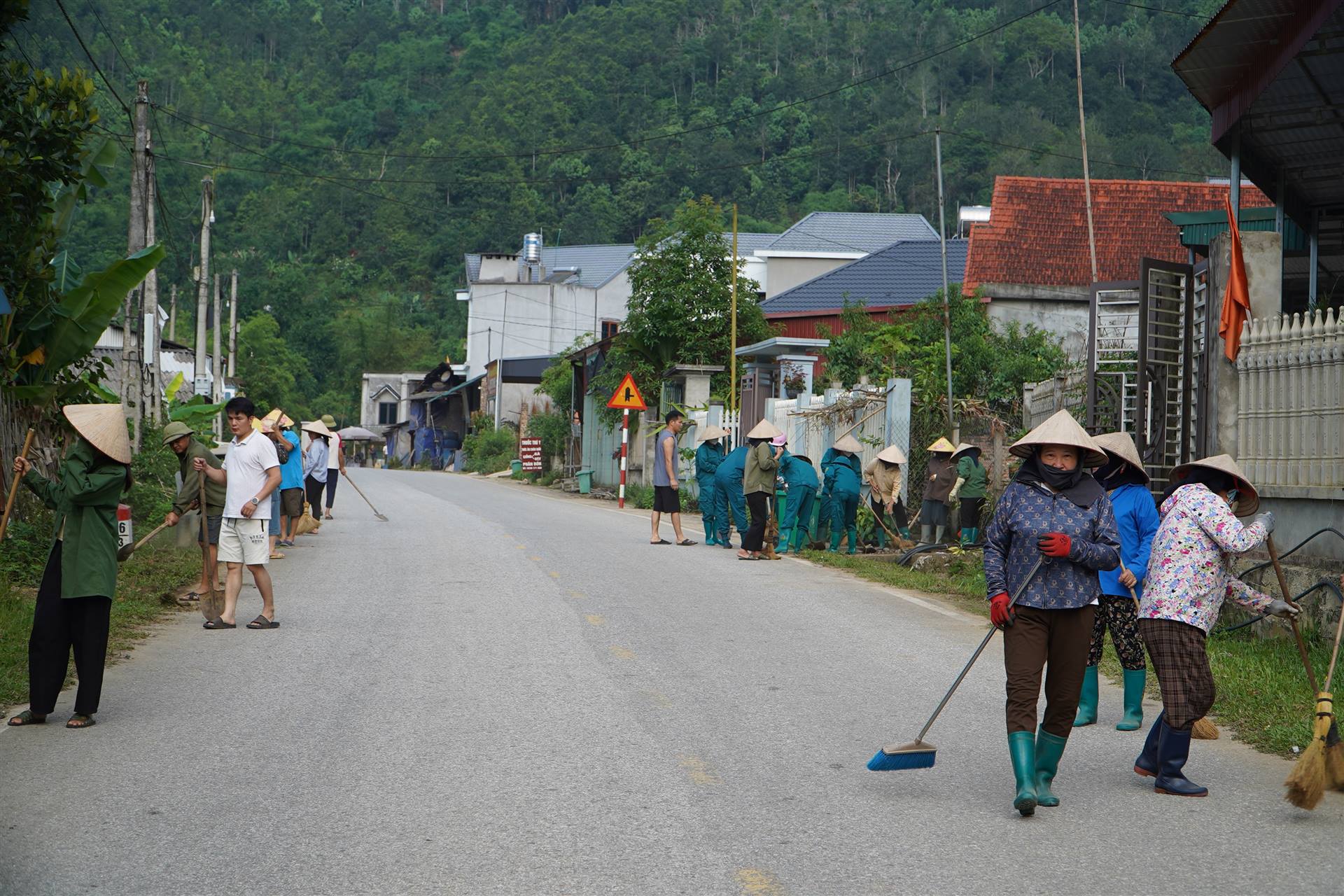 Xã  Nam Cường ra quân tổng vệ sinh môi trường, sáng - xanh - sạch - đẹp