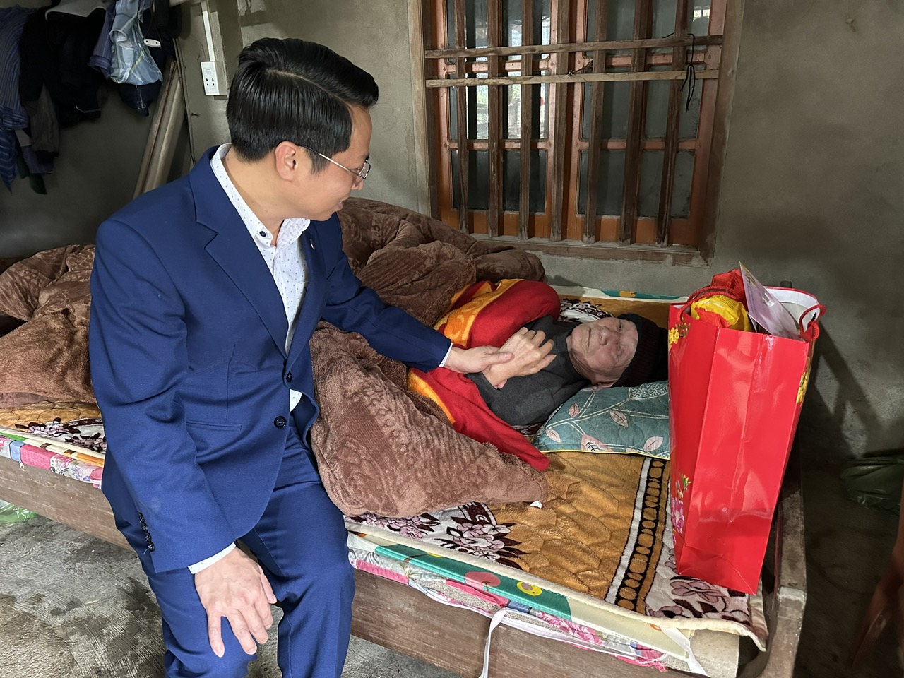 Xã Nam Cường thành lập các đoàn thăm tặng quà người có công và Người cao tuổi được chúc thọ
