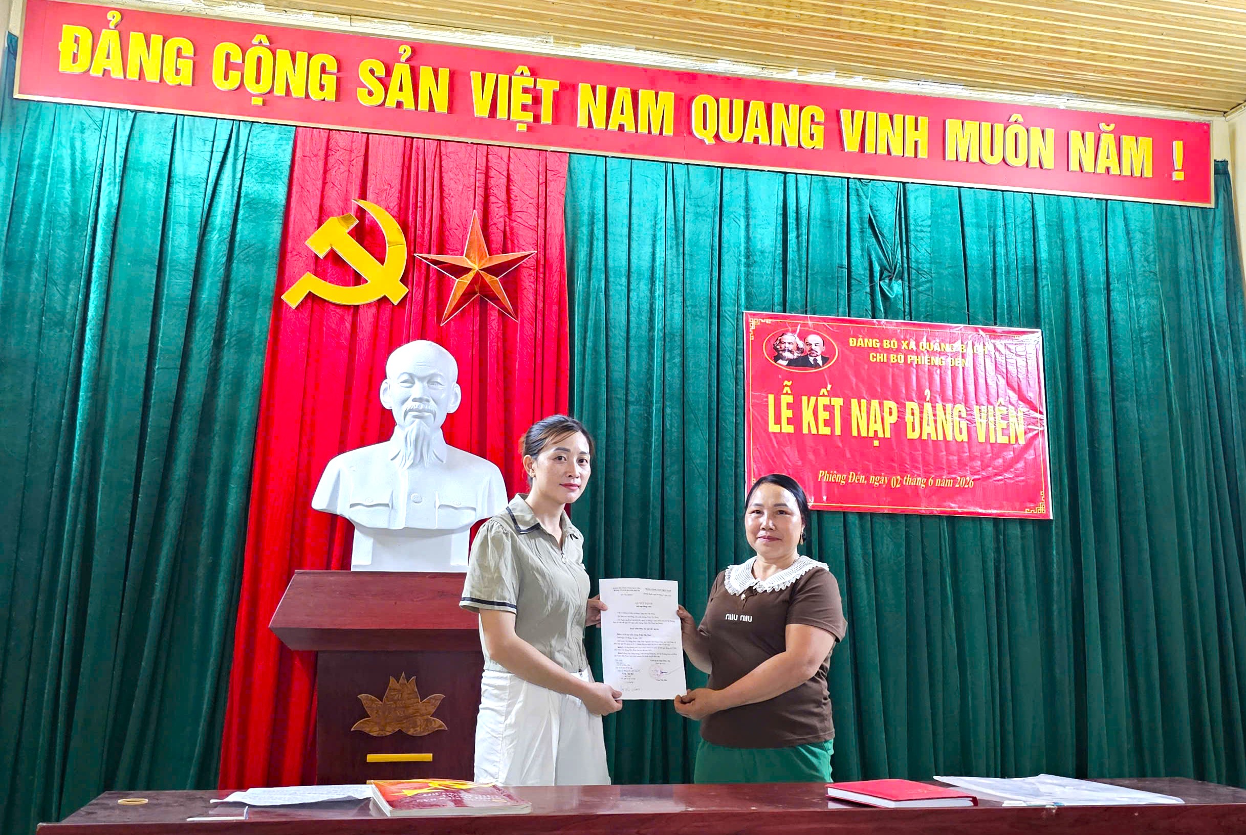 Chi bộ thôn Phiêng Đén, xã Quảng Bạch  tổ chức kết nạp Đảng viên mới