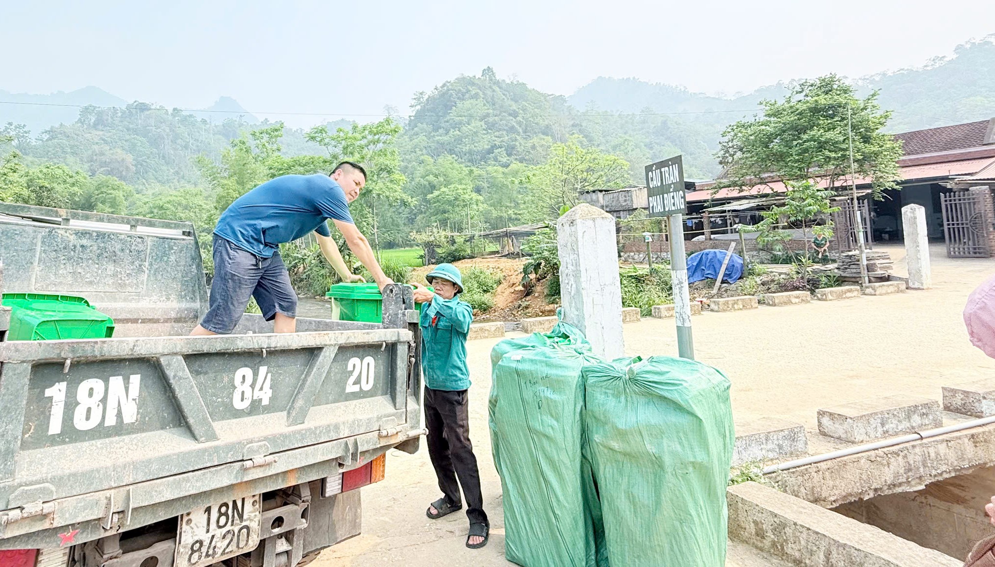 Xã Quảng Bạch bước đầu thực hiện kế hoạch thu gom, vận chuyển và xử lý rác thải sinh hoạt trên địa bàn