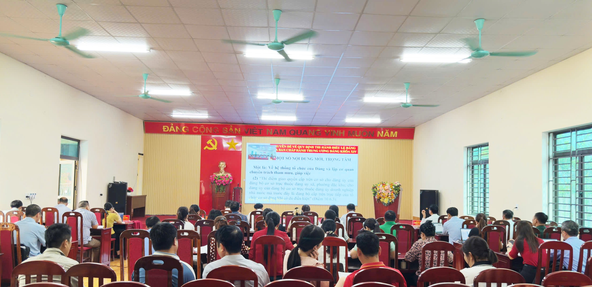 Xã Quảng Bạch tham dự Hội nghị toàn quốc nghiên cứu, quán triệt và triểnkhai thực hiện Nghị quyết Hội nghị lần thứ hai, Ban Chấp hành Trung ương Đảng khóa XIV