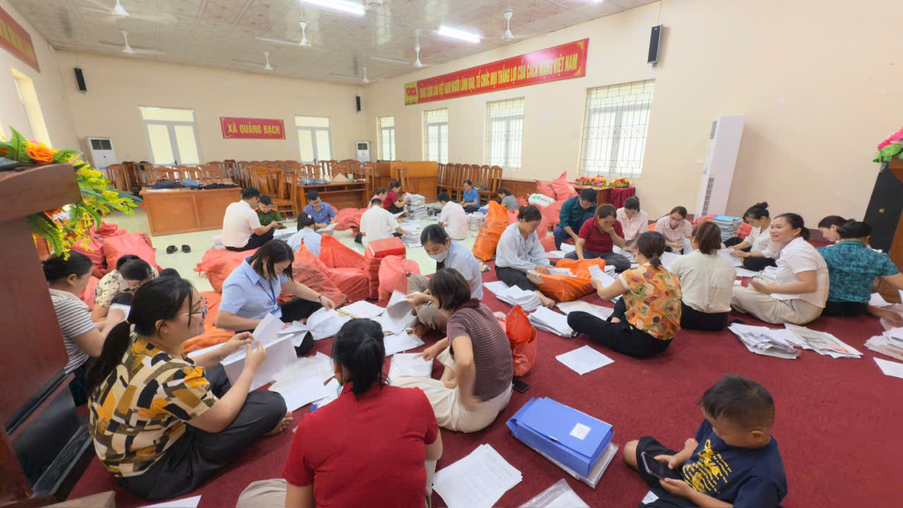 Xã Quảng Bạch huy động nhân lực thực hiện kiểm đếm, đánh giá sơ bộ tài liệu giấy tồn đọng sau sắp xếp đơn vị hành chính