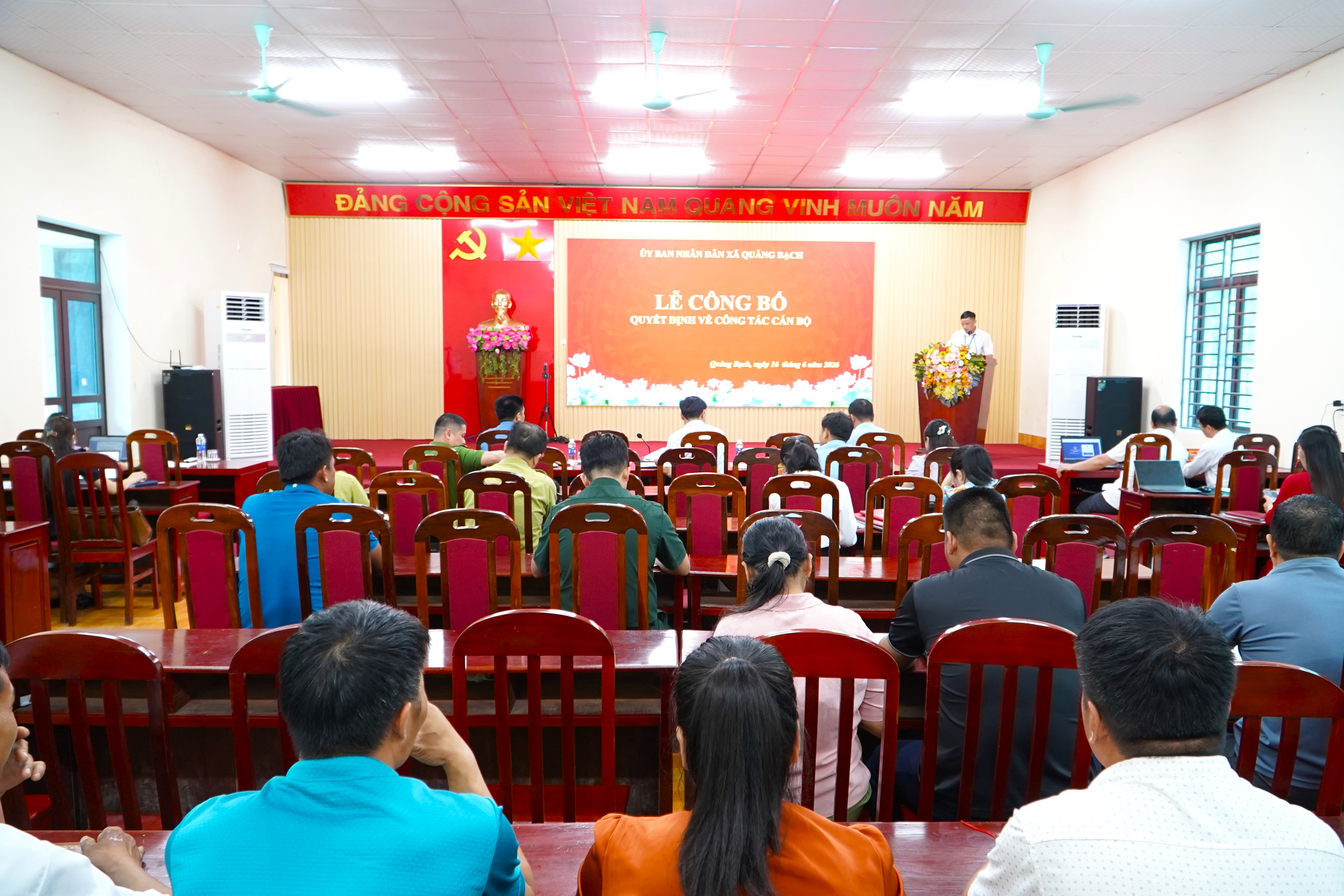 HỘI NGHỊ CÔNG BỐ QUYẾT ĐỊNH BỔ NHIỆM QUYỀN GIÁM ĐỐC TRUNG TÂM DỊCH VỤ TỔNG HỢP XÃ QUẢNG BẠCH VÀ PHÓ GIÁM ĐỐC TRẠM Y TẾ XÃ QUẢNG BẠCH 