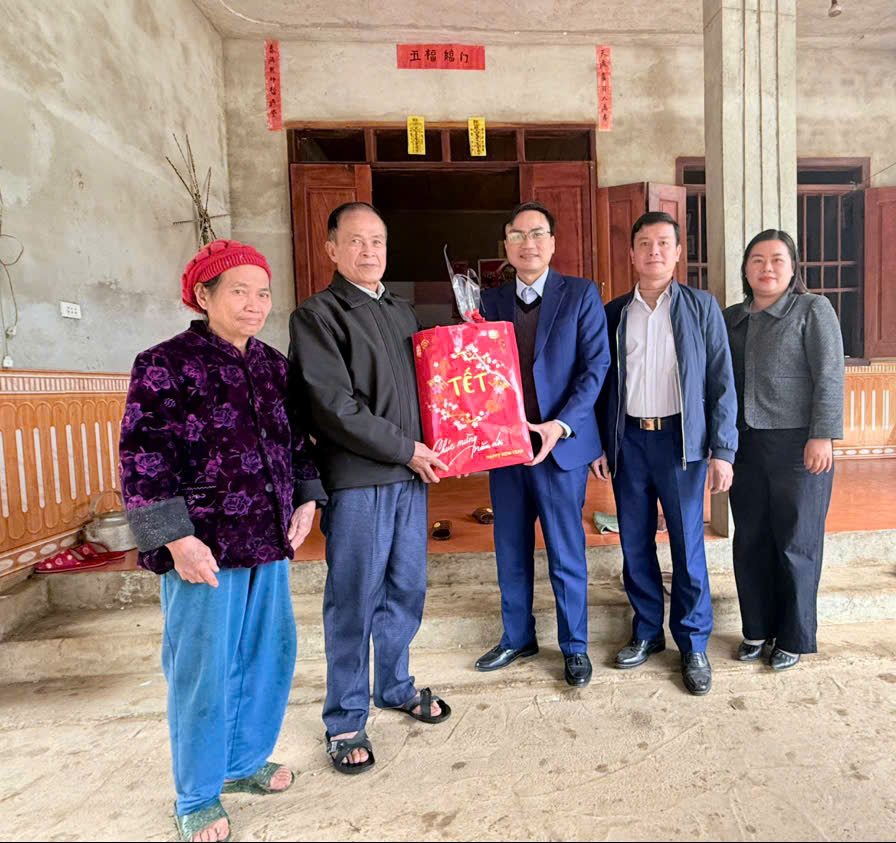 Xã Quảng Bạch tổ chức thăm, tặng quà lãnh đạo tiền nhiệm nghỉ hưu trên địa bàn xã năm 2026