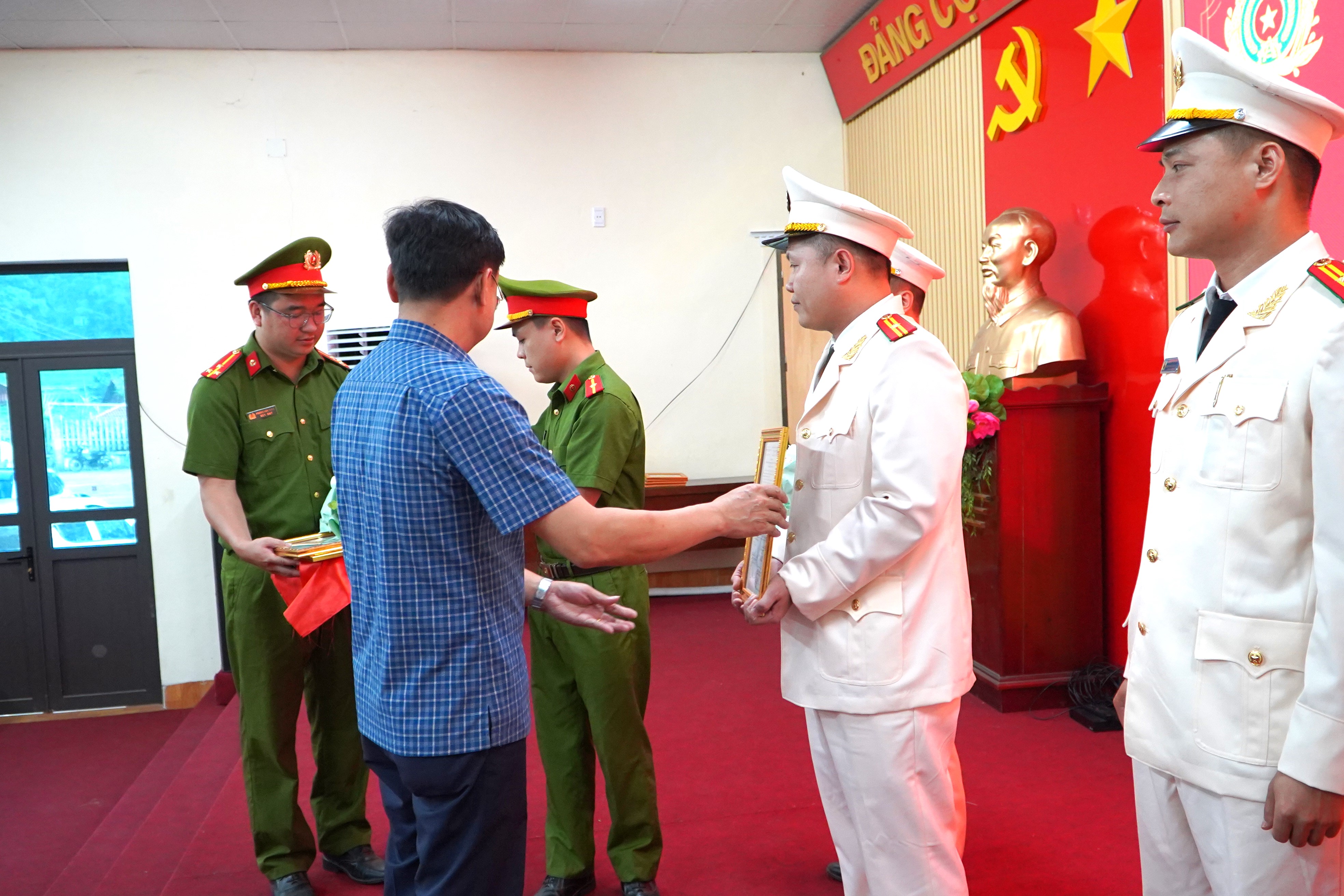 Anh-tin-bai